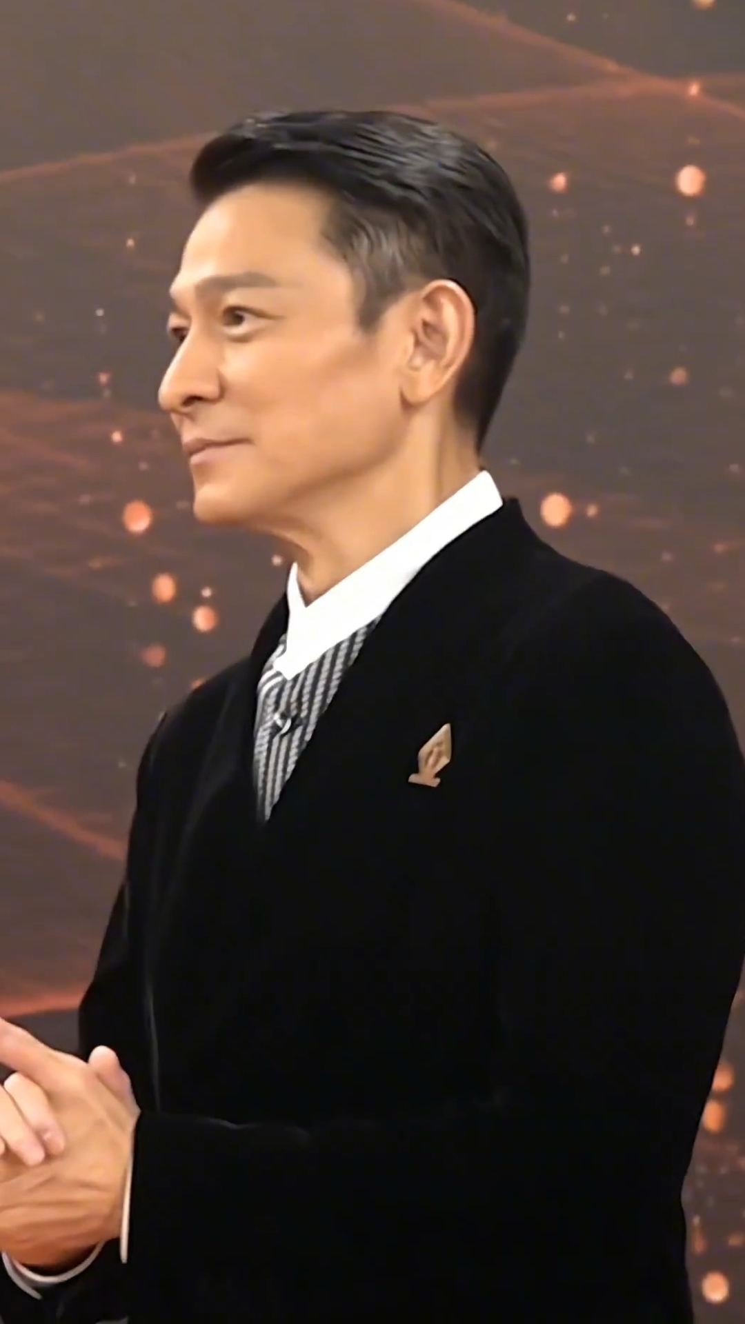 刘德华休闲装出席红毯,华仔真是太帅了-度小视