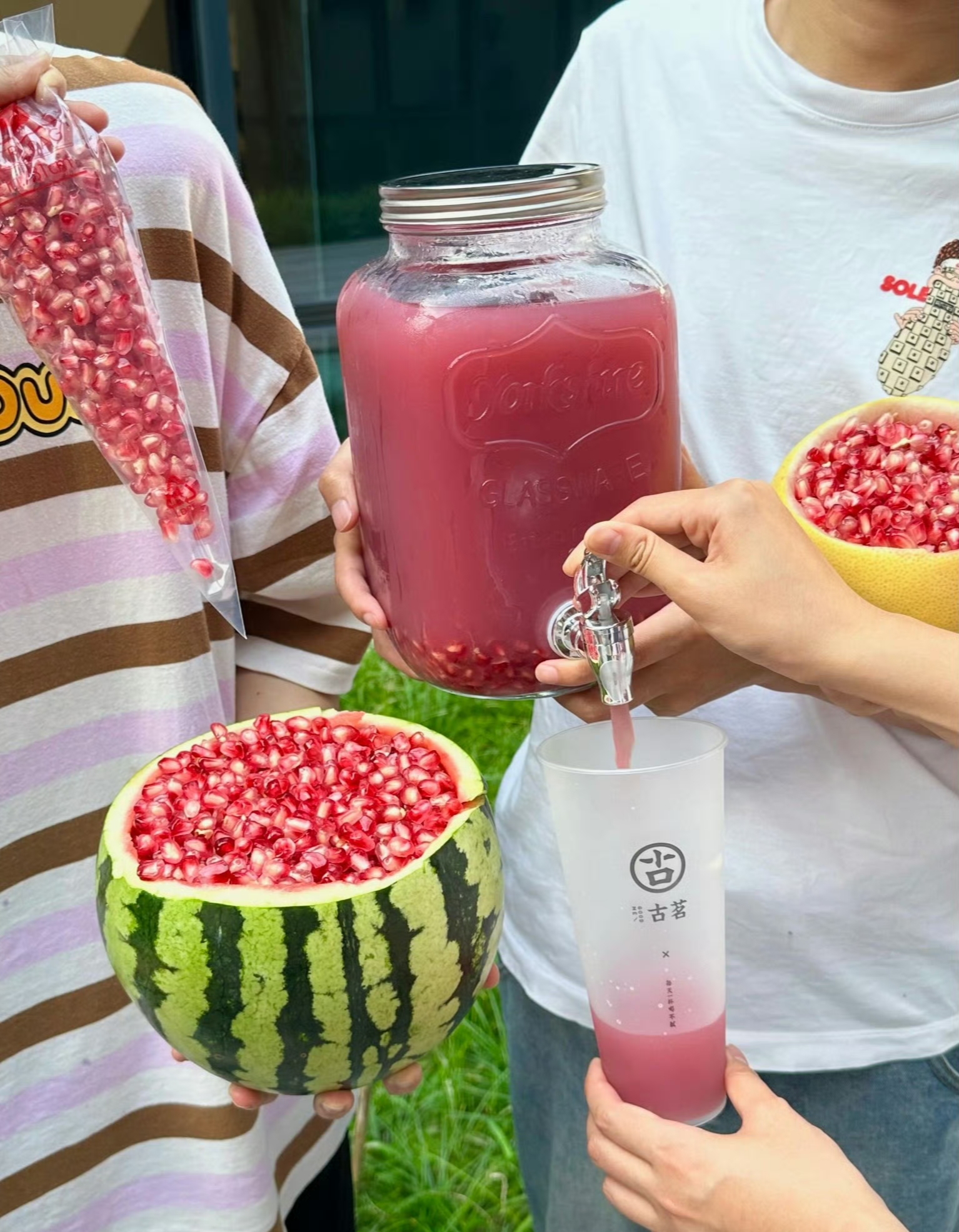 如果宝子们觉得剥石榴麻烦的话 可以来一杯古茗满杯红玉石榴新鲜手剥