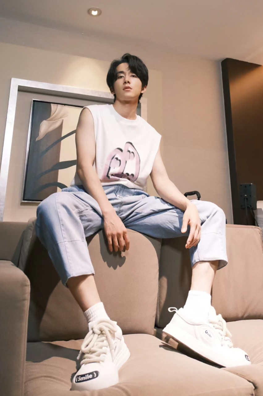 张新成晒照营业,穿着鞋踩在沙发上凹造型酷劲十足,他还抱着新入手的