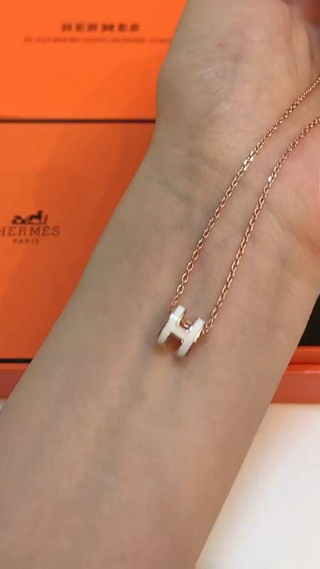 爱马仕时尚潮流字母h项链 18k玫瑰金#项链#同城#爱马仕h项链-度小视
