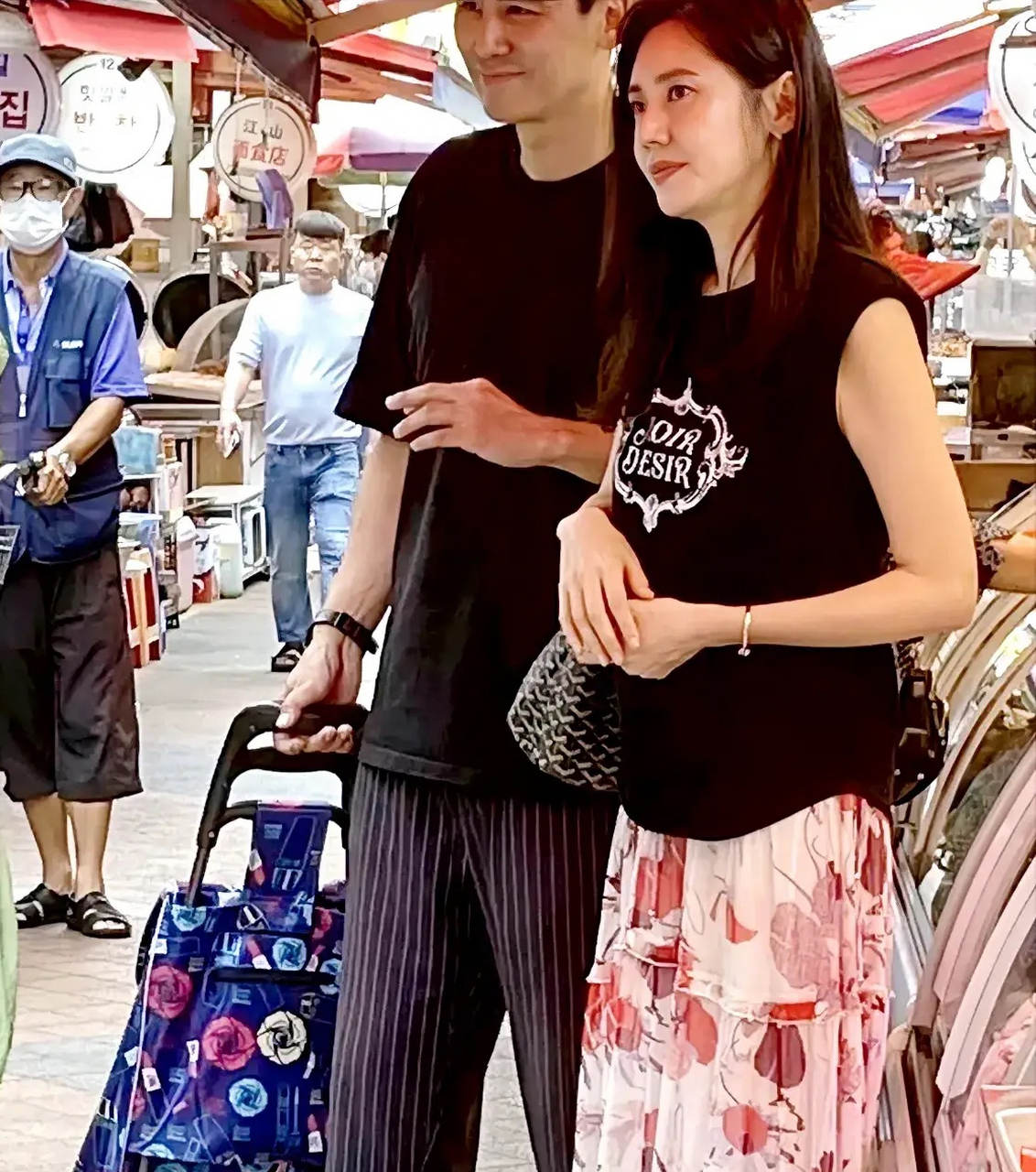 这对夫妻身高好高呀,于晓光身材高大魁梧,有1米85,秋瓷炫也有1米7