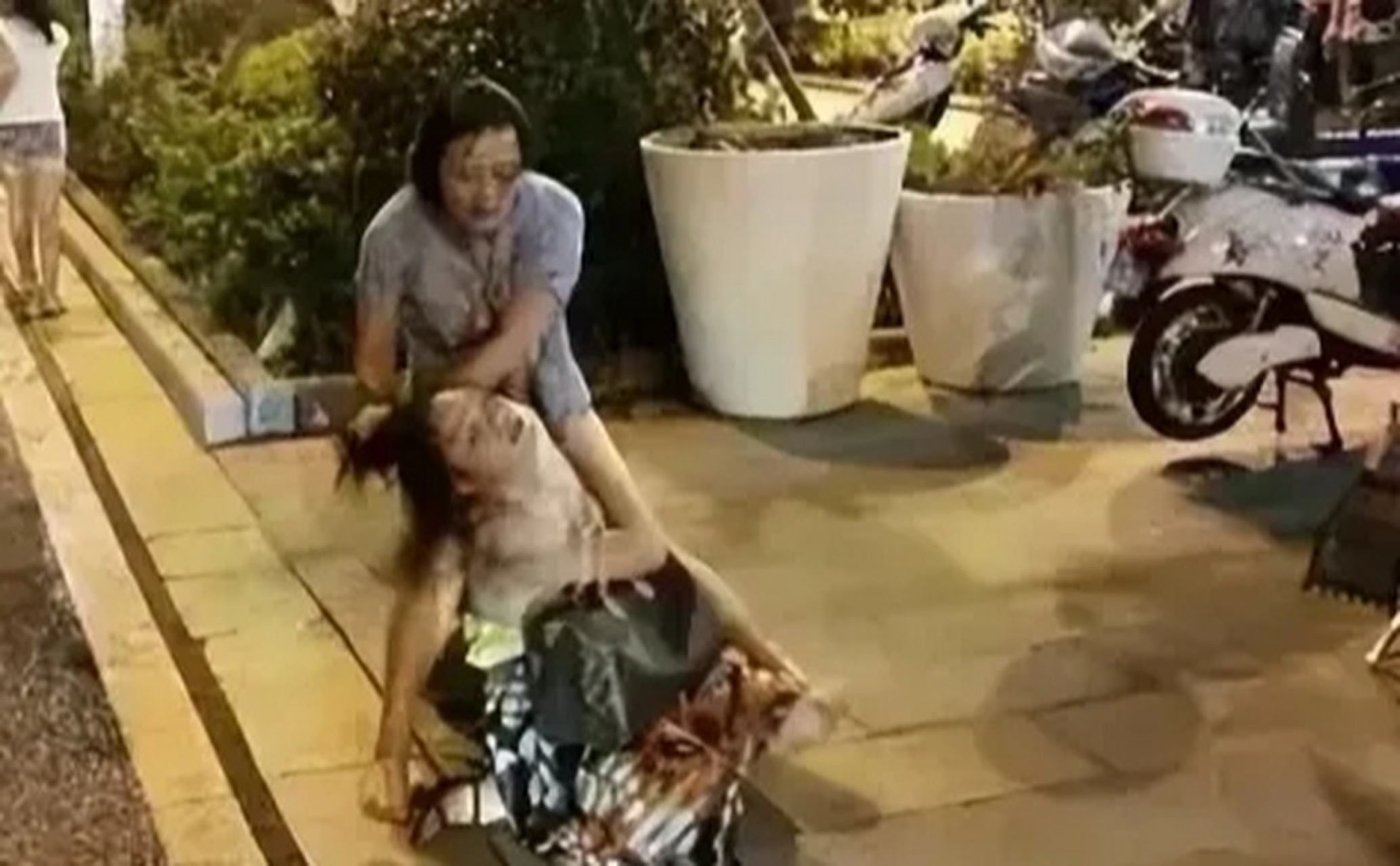 原配当街将小三割喉,淡定目睹其死亡后自首!法庭一句话让人深思!