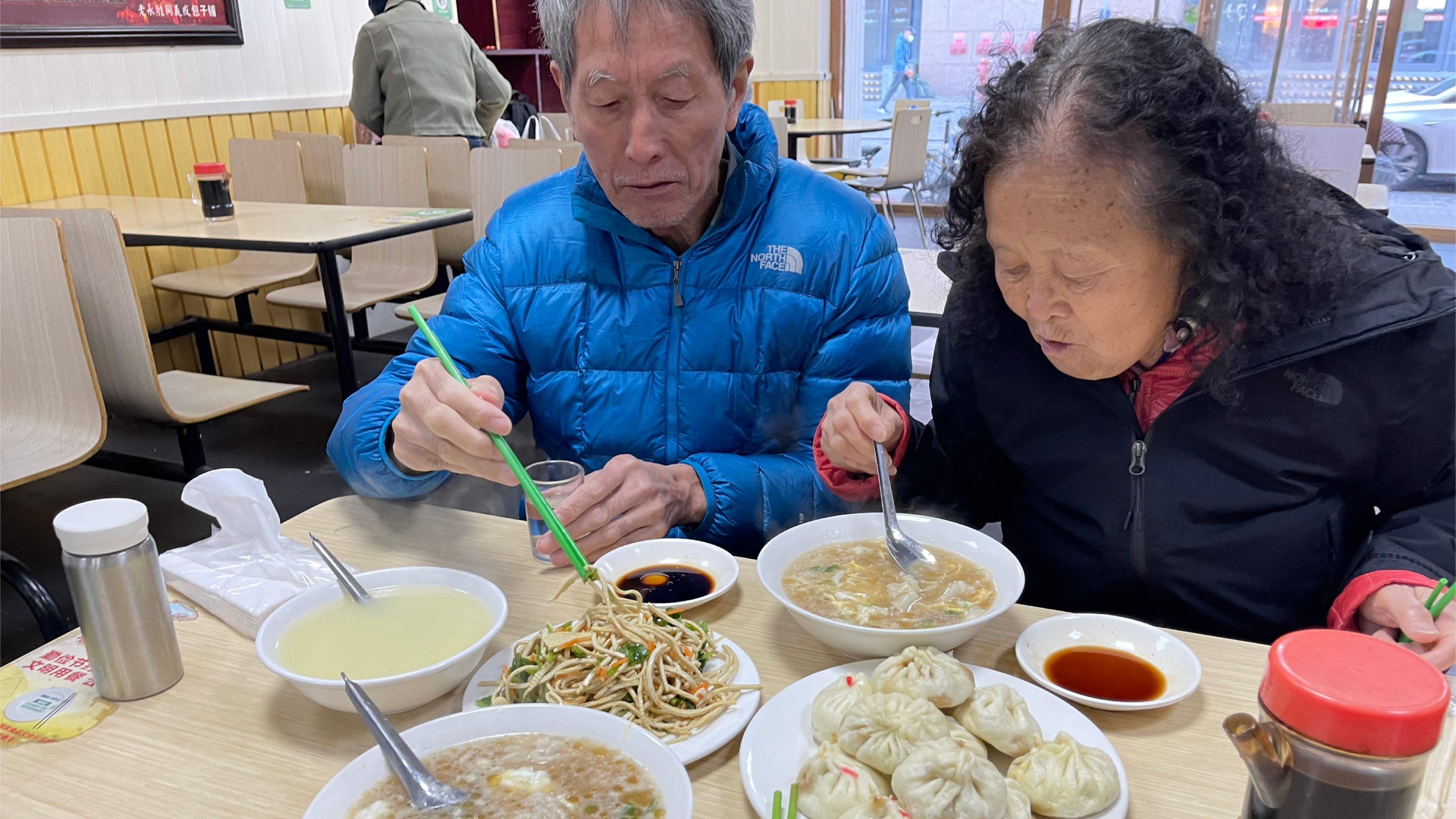 在天津早餐必吃包子,去津门永胜吃的,鸡蛋汤馄饨五块五一碗