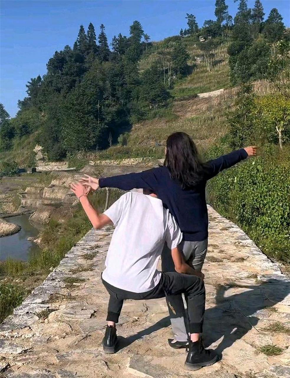 一对夫妻在秀恩爱,没想到两个人相差16岁,现在的年轻小男孩都喜欢阿姨