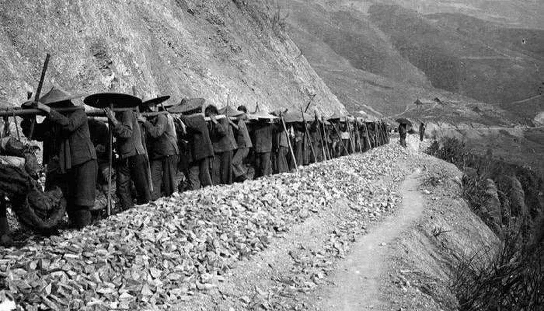 抗战时期修建滇缅铁路的艰辛:        滇缅铁路修建于抗战时期,那时候