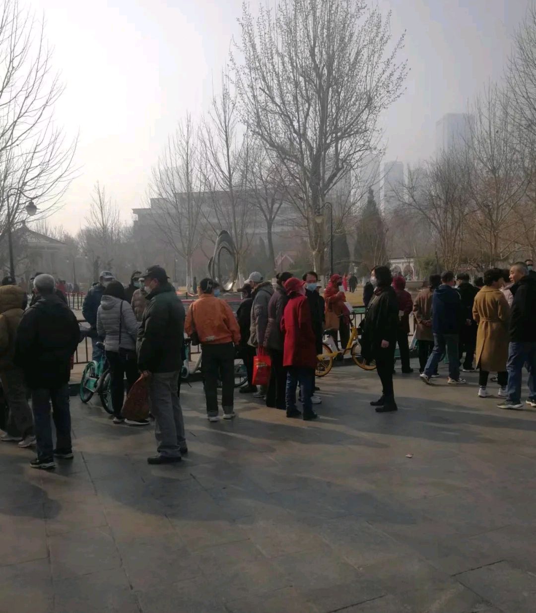 天津中心公园相亲一角,大龄青年男女待价而沽,父母为其操碎了心