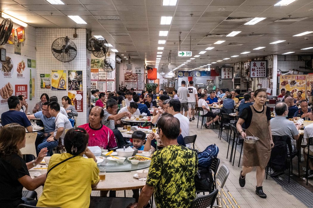 本世纪初,香港暴发SARS疫情,导致近300人死亡。此后,餐厅里的公筷变得普遍起来。