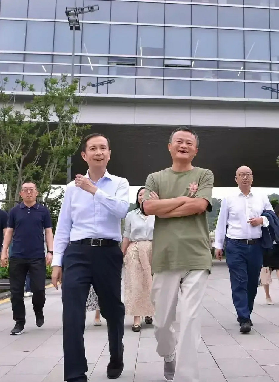 马云穿的是布鞋,下面男同志没有一个人敢穿皮鞋的,最多也穿个运动鞋