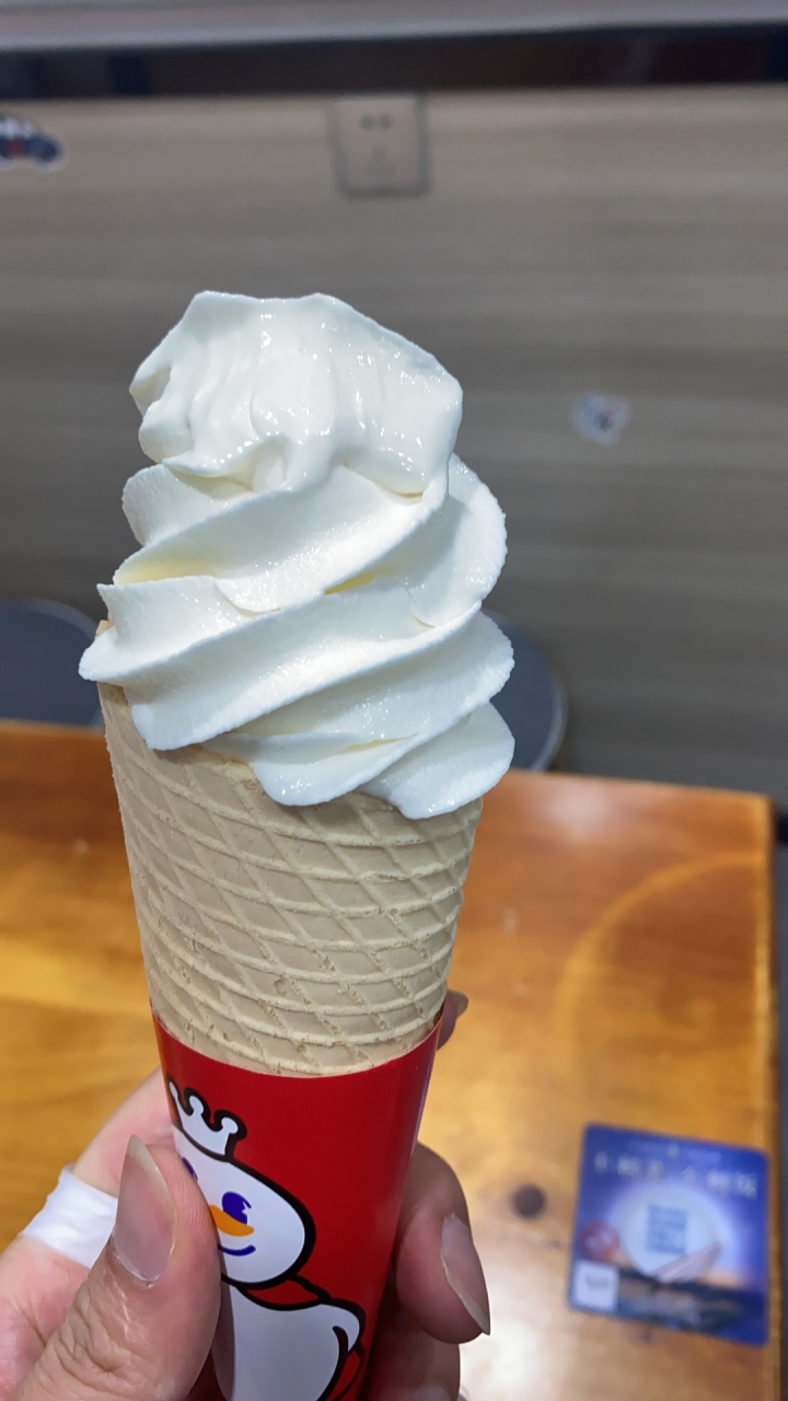 蜜雪冰城的甜筒,还是当初的那个味道,那个淡淡的奶香味.