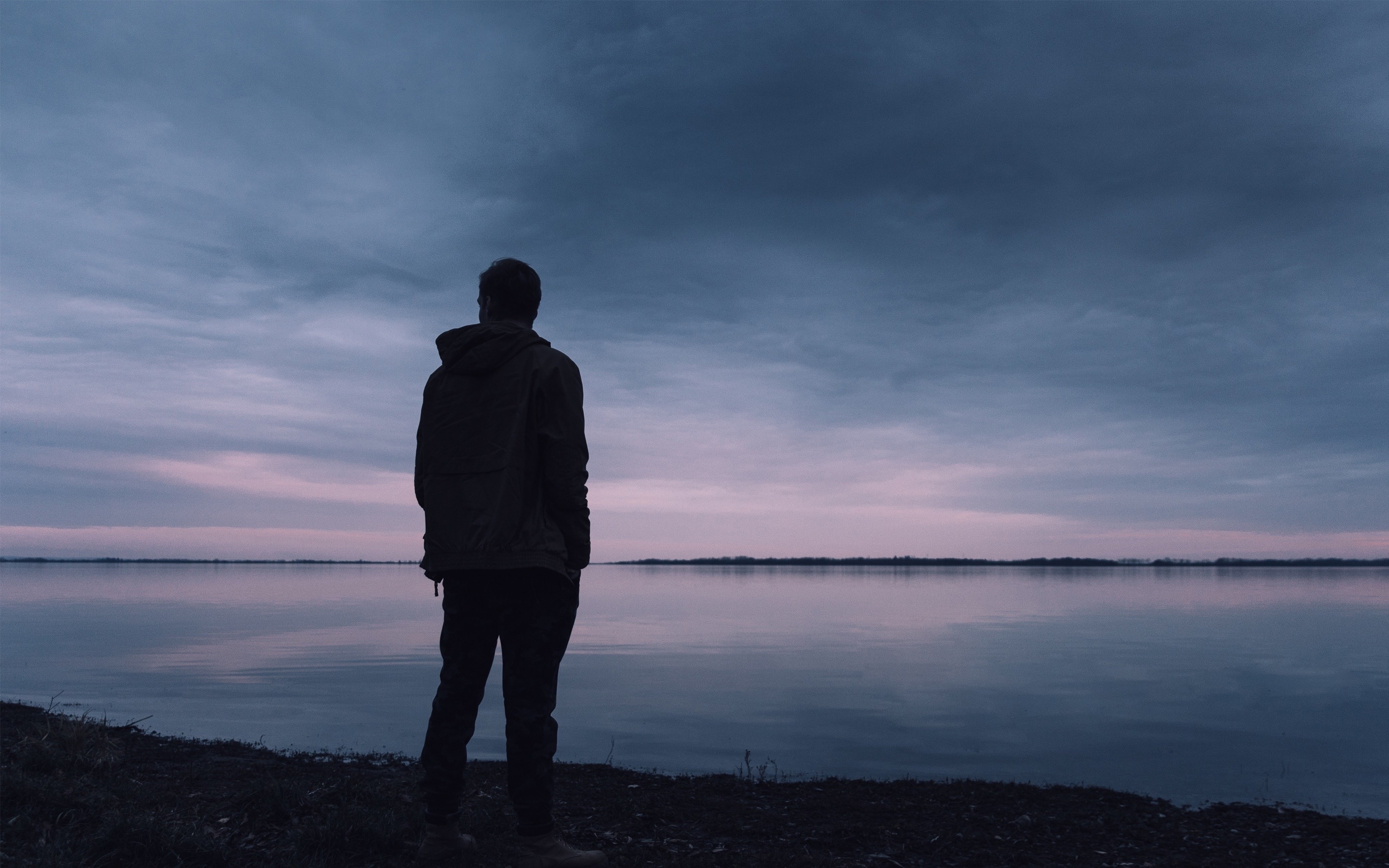 男人的本性和社会环境的影响,都使得他们难免会感到孤独,空虚和无助