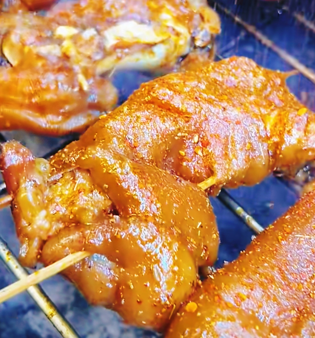 以幽默风趣的方式描绘香辣烤猪蹄的魅力,营造轻松愉悦的氛围.