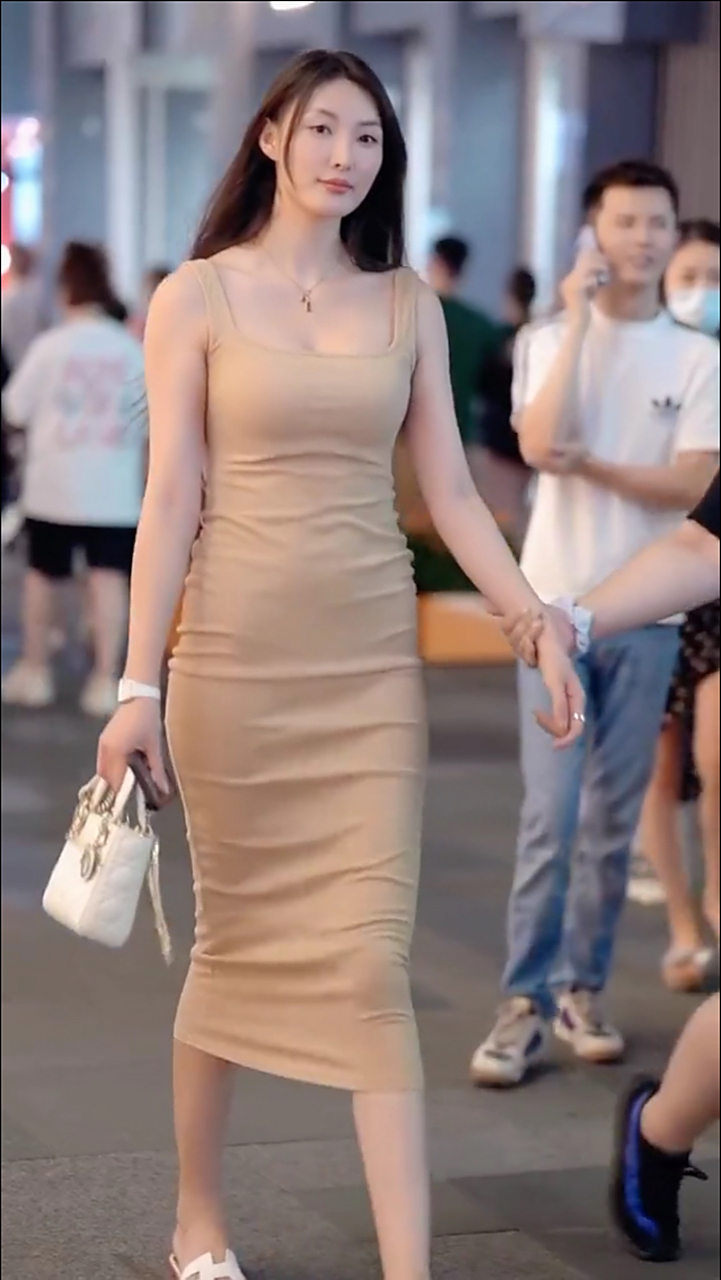 一线美女车模王语会,行在大街上十分引人注目.