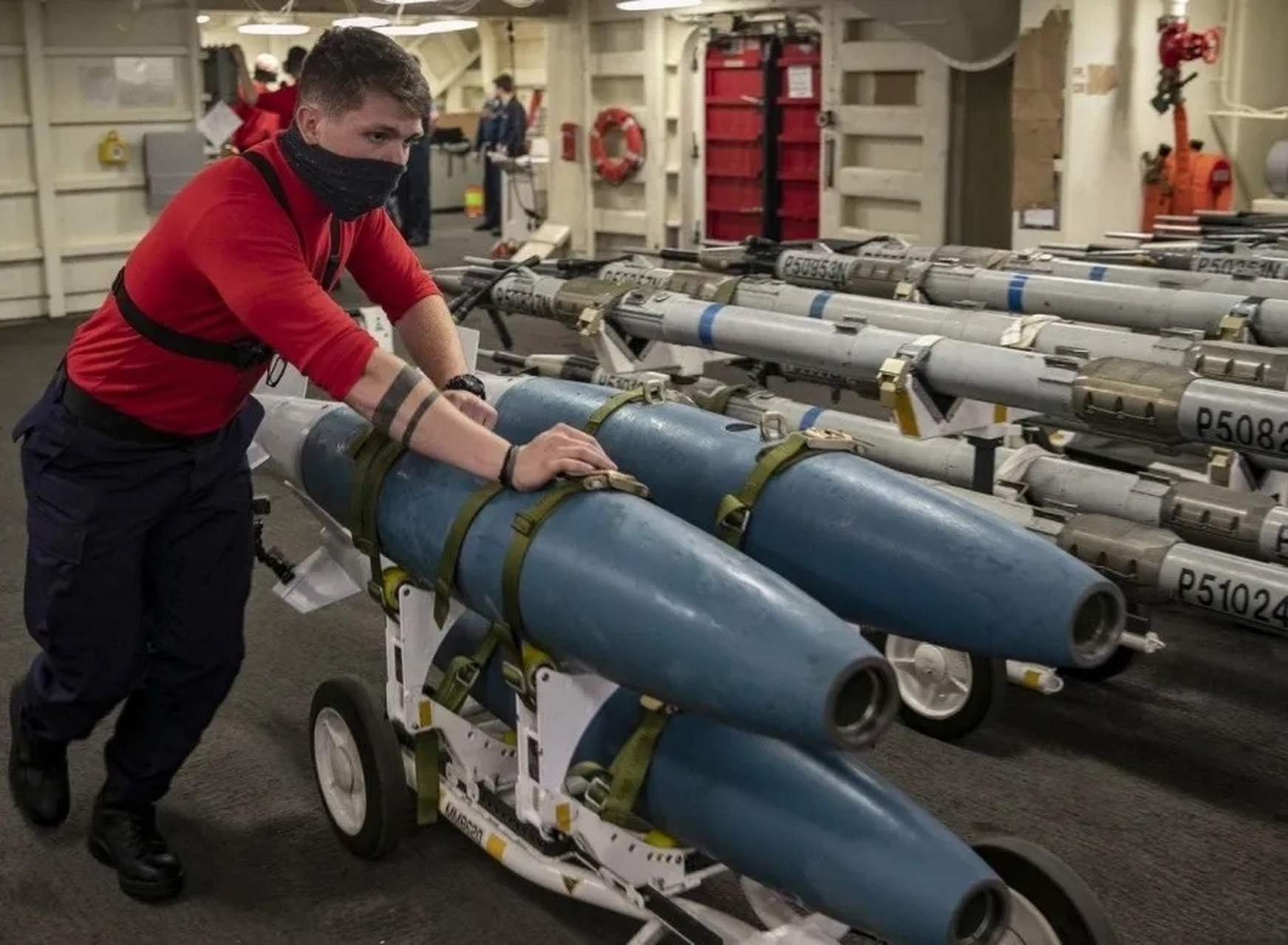 移动的海上弹药库,看美军福特号航母为f-18战斗机挂载弹药.