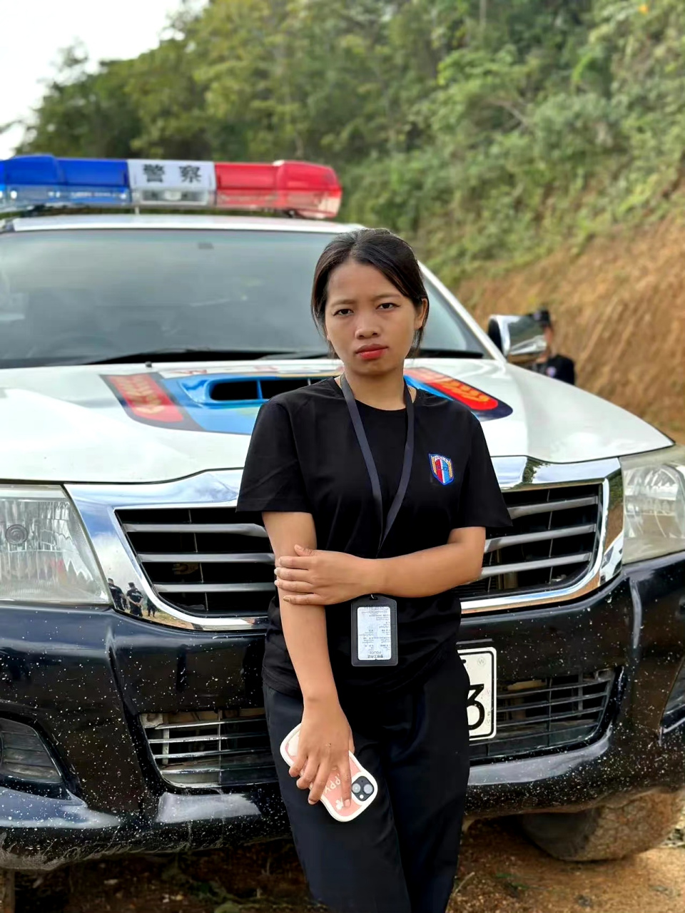 缅北佤邦的警察证,用的竟然是汉字.  不仅如此,警车上也使用了汉字.