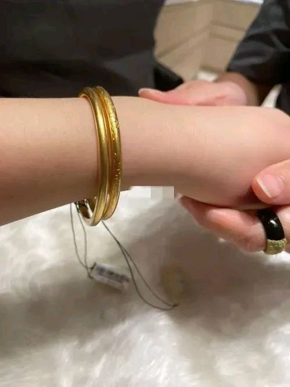 我妈跟我说:"人家跳广场舞的老太太都有金镯子!