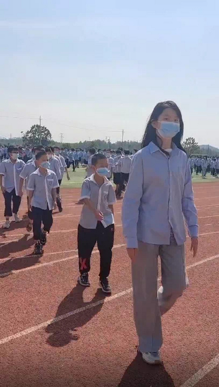 大家有沒有發現,小學六年級的女生一般發育比較早,再加上營養又好