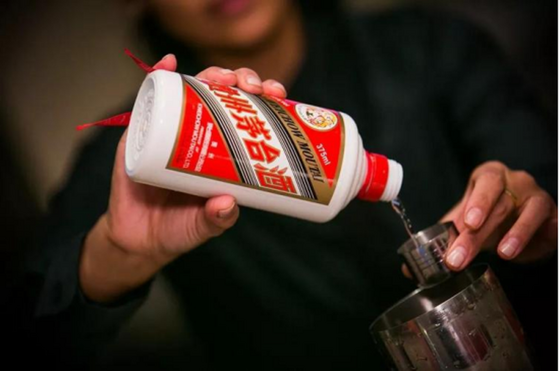 河北八人聚餐,走时连砸四瓶茅台被怒骂,得知真相后直竖大拇指 前段