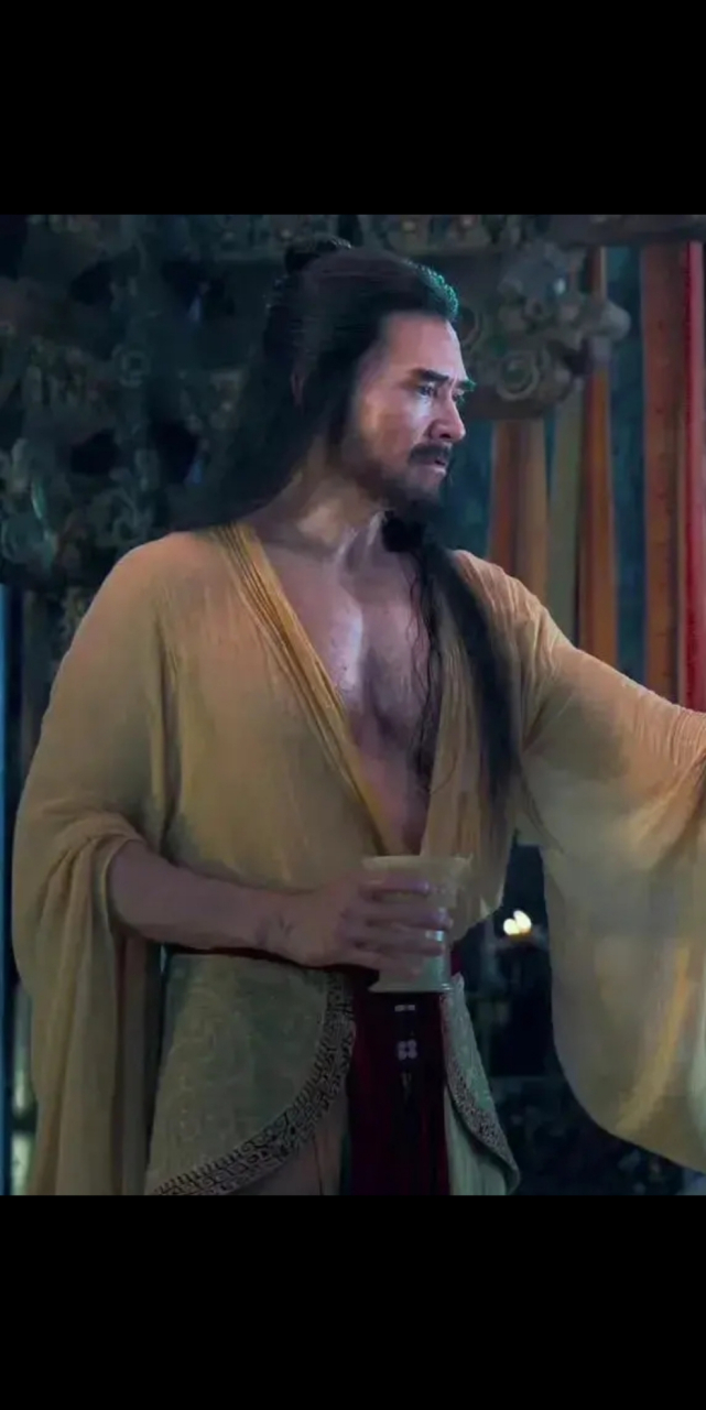 《封神》殷寿敲鼓睡衣概念图; 原来设计的还有纹身呐; 看来穿得还是