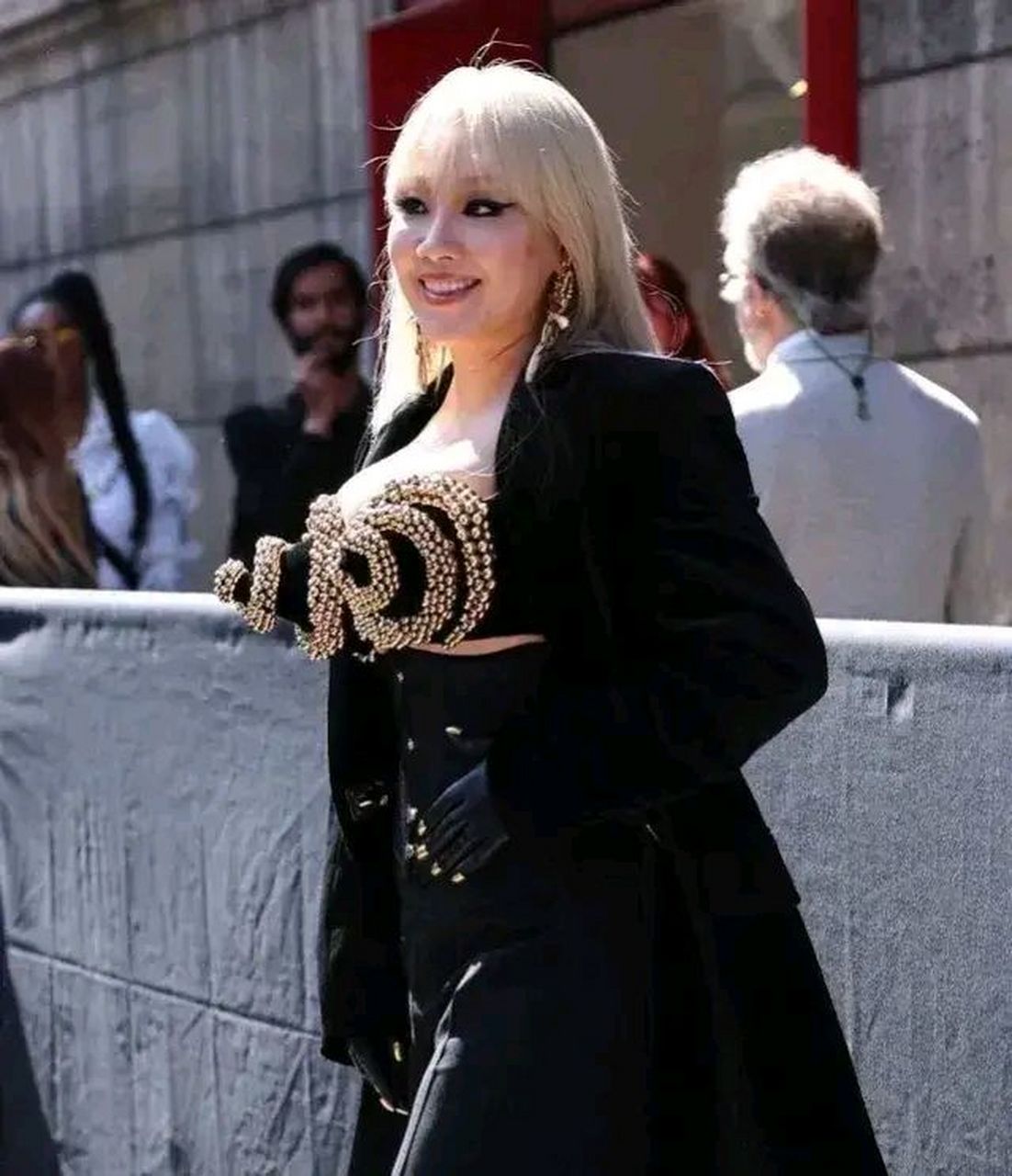 cl 现身巴黎高定时装秀造型,穿黑色外套,内搭金色珍珠衣服护胸太抢镜