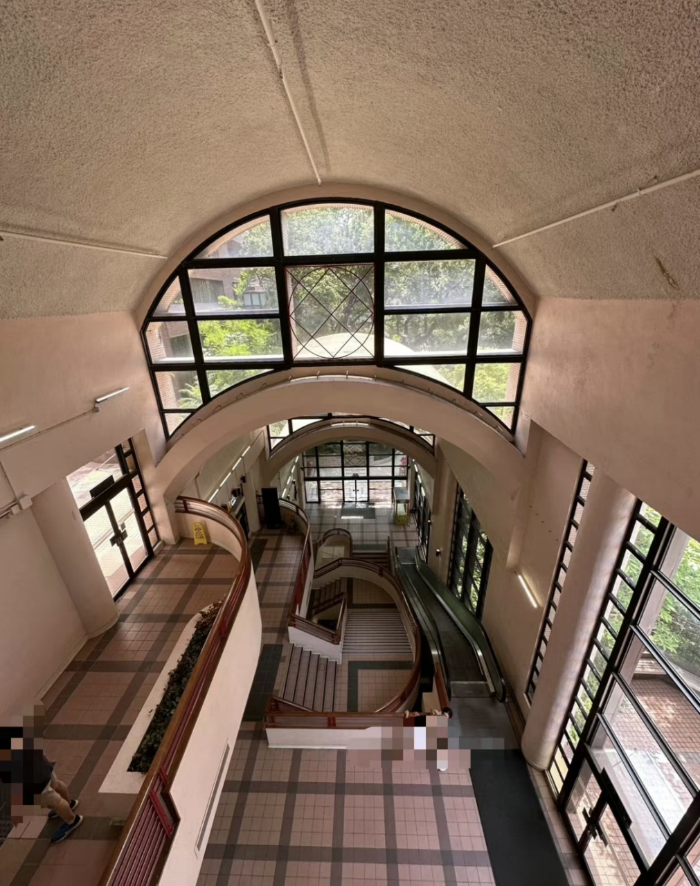 李嘉诚为压他结发妻子造的明月楼,坐轮椅.