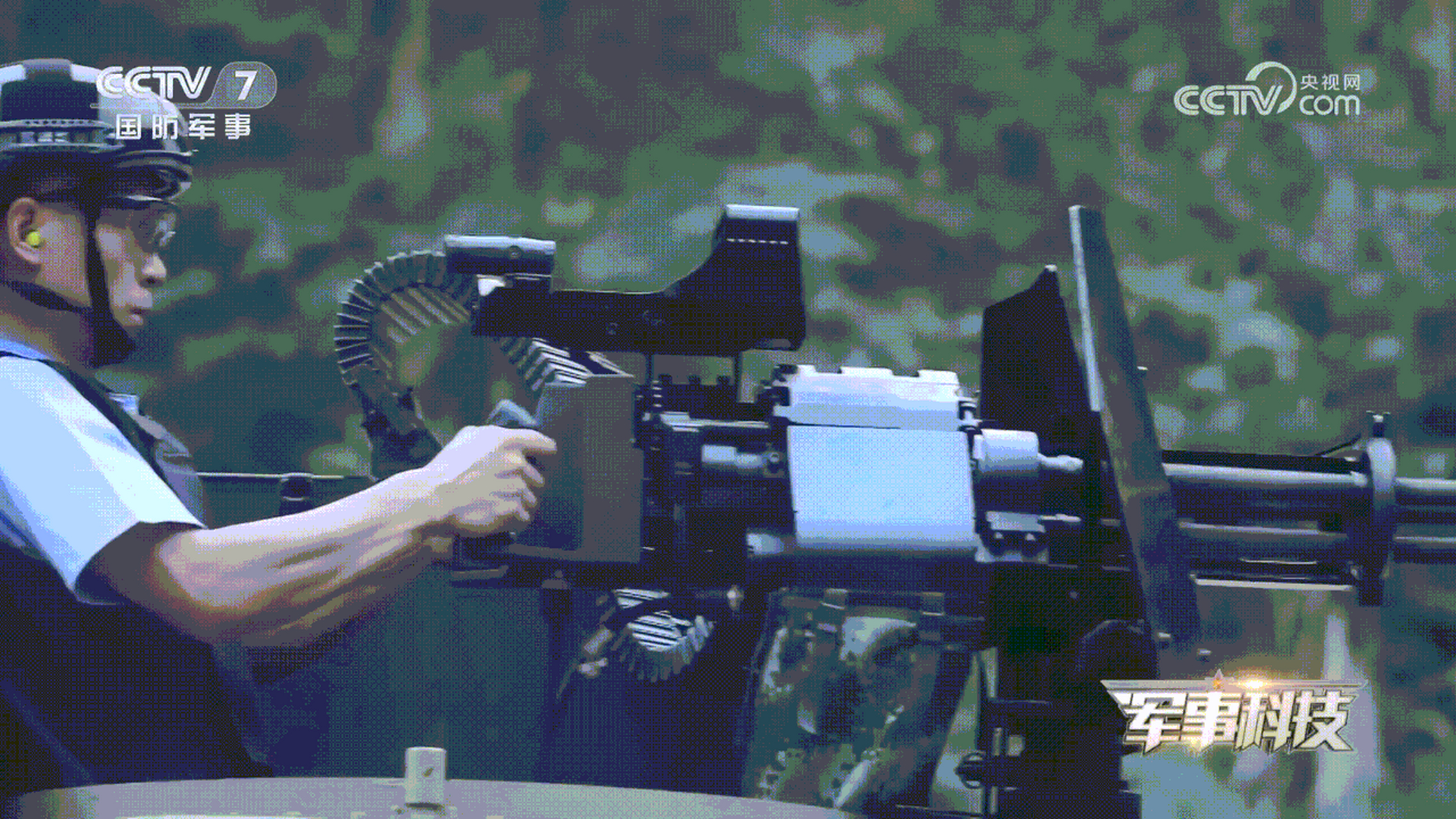 7毫米三管转管机枪,射速可调,在高速转动中倾泻子弹一档每分钟1000发