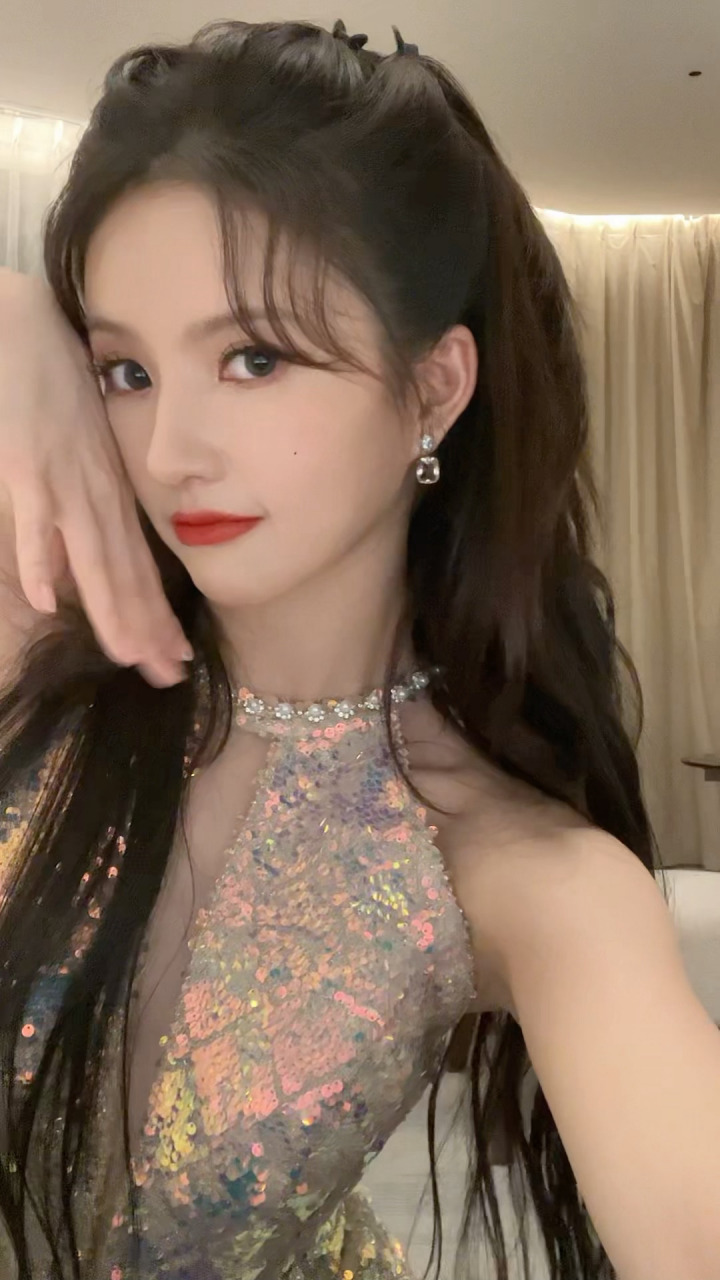 刘些宁 美女小姐姐爱自拍,长发及腰才好看