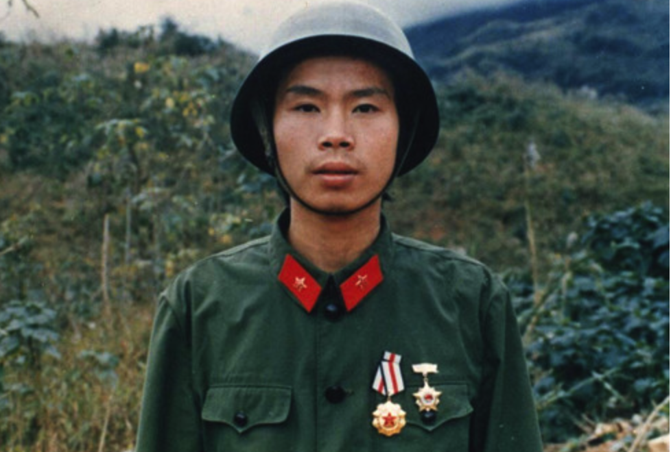 邢志强主动驻守211高地,军长敬茅台酒,师长给他戴00001战斗编号