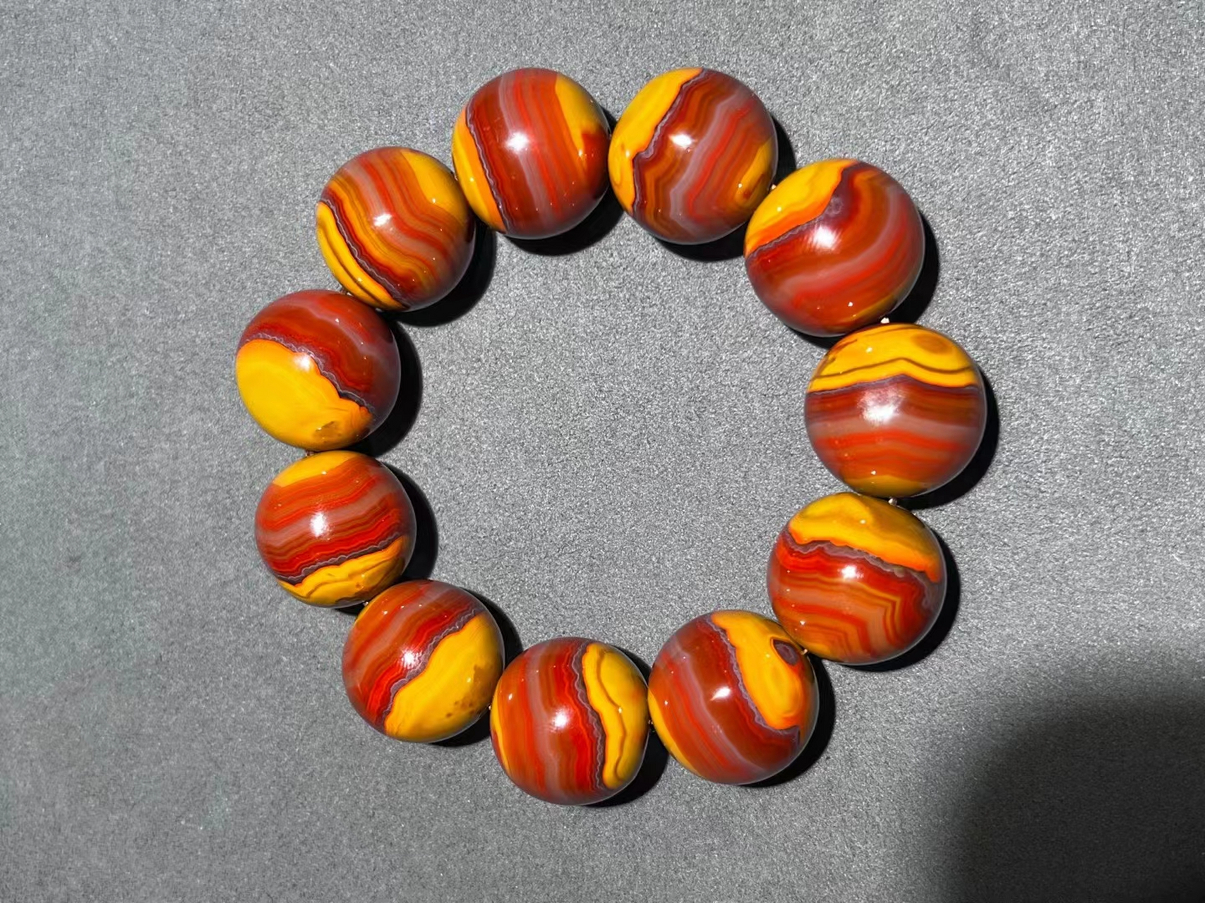 霸王级别的战国红玛瑙手串珠径22mm,刘大弯料红黄拉丝主色,尊贵豪华