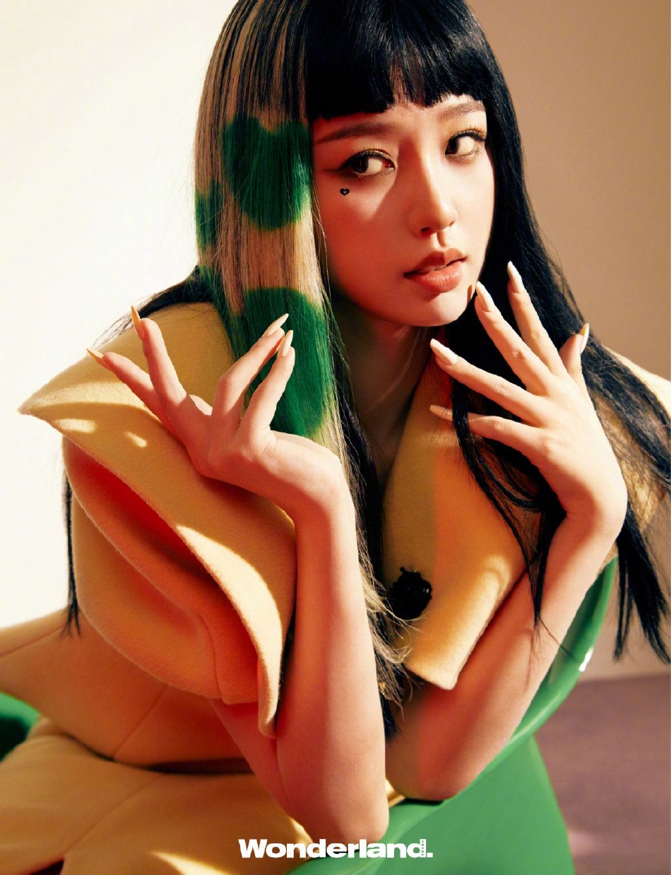 组图：虞书欣绿色爱心挑染造型拍大片美式甜酷穿搭演绎鬼马少女