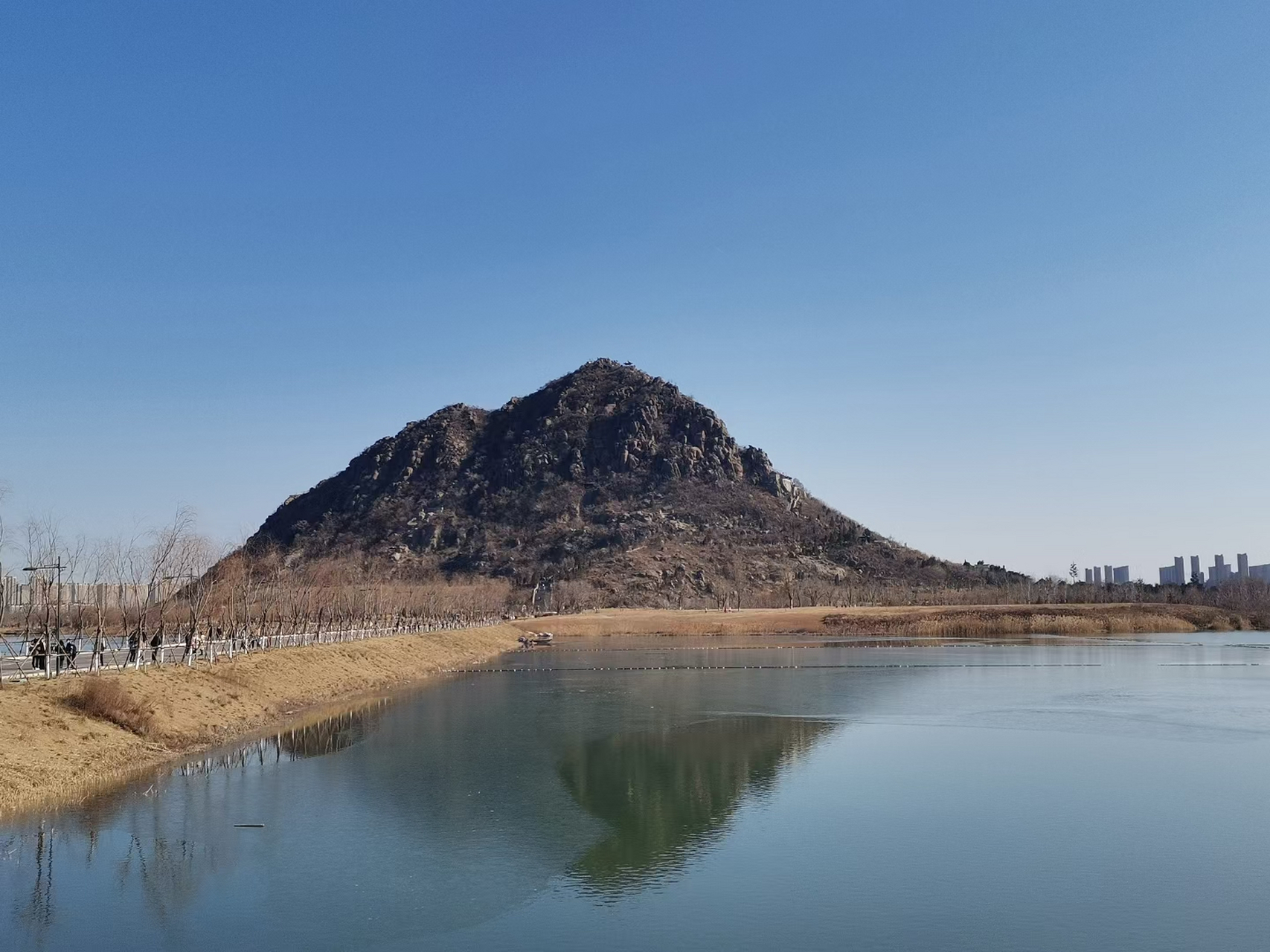 这是齐烟九点中的华山,又名华不注山,位于济南东北方向,是九座山头中