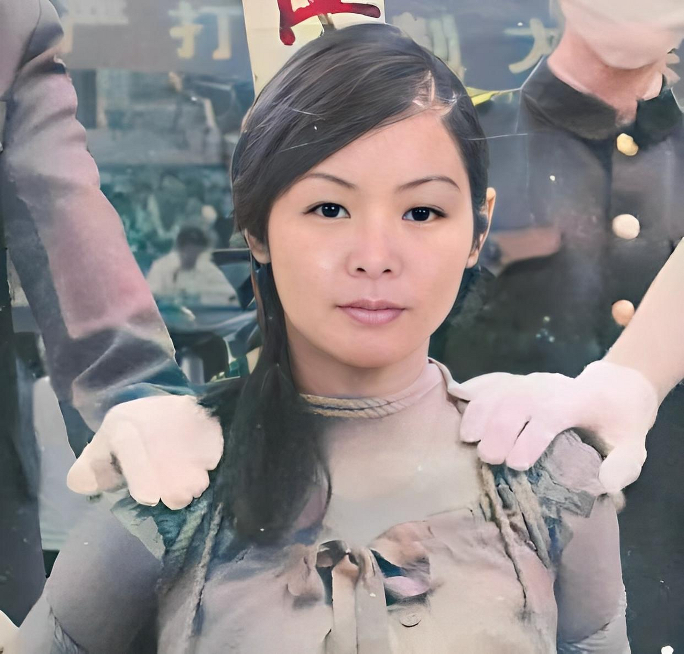 年轻漂亮的她很开朗,穿着很时髦,却引起了很多邻居的不满.