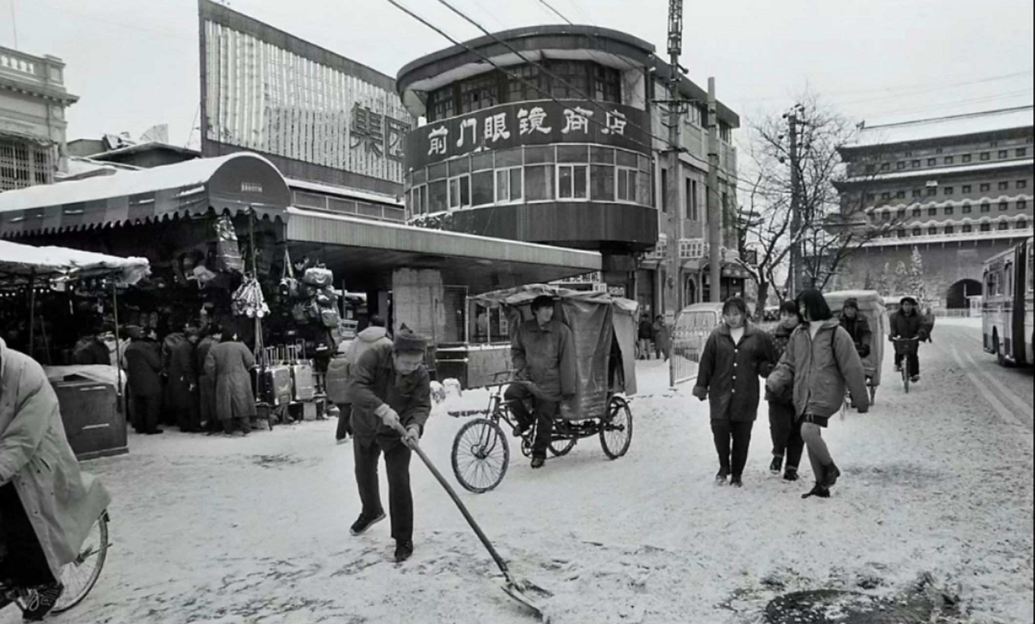街道上还有公交车经过,那时候,北京的私家车还没有普及,道路不是那么