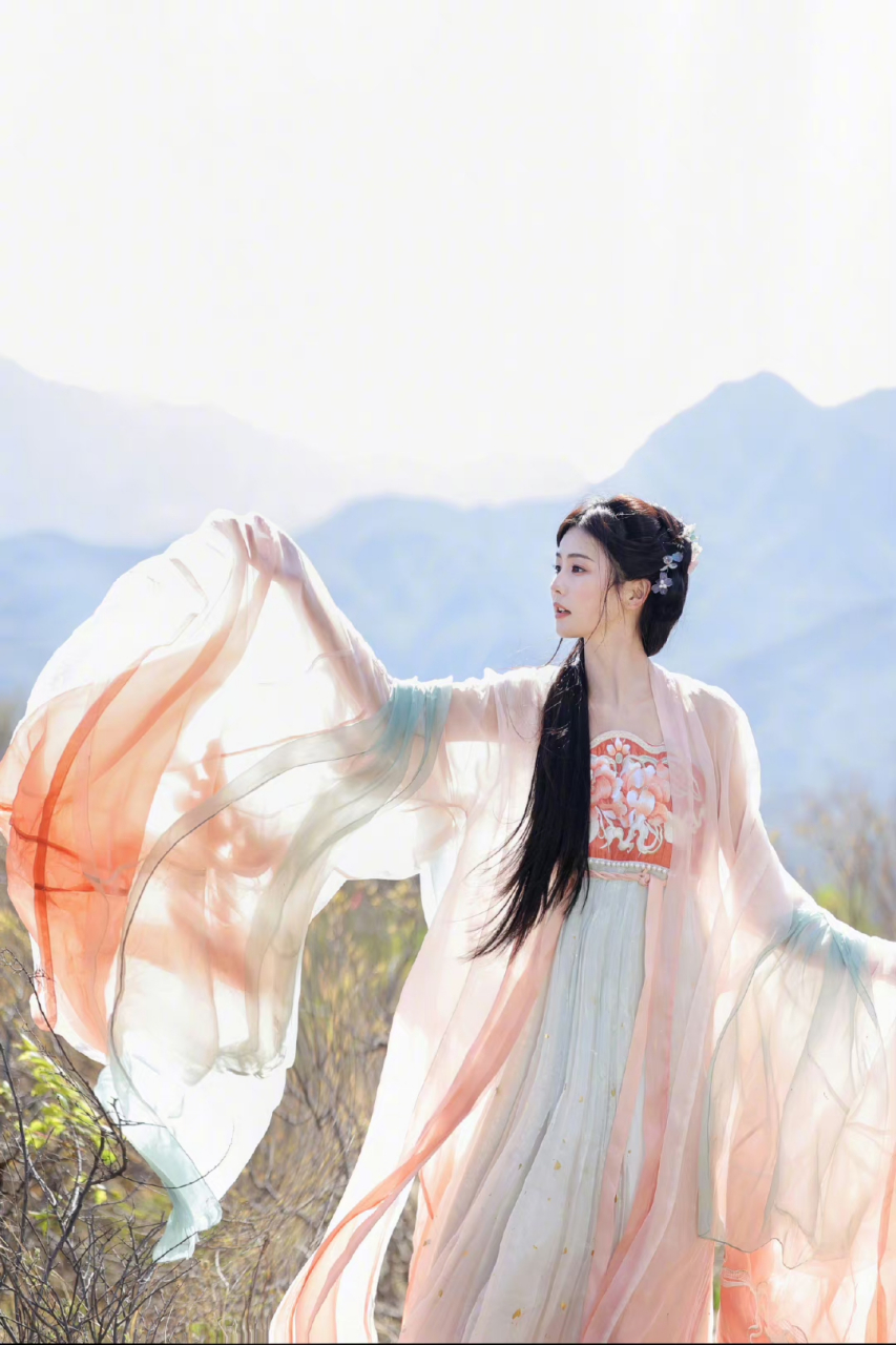 如果说巴黎时装周白鹿是霸气的女王 那么这套就是温婉可人的小公主