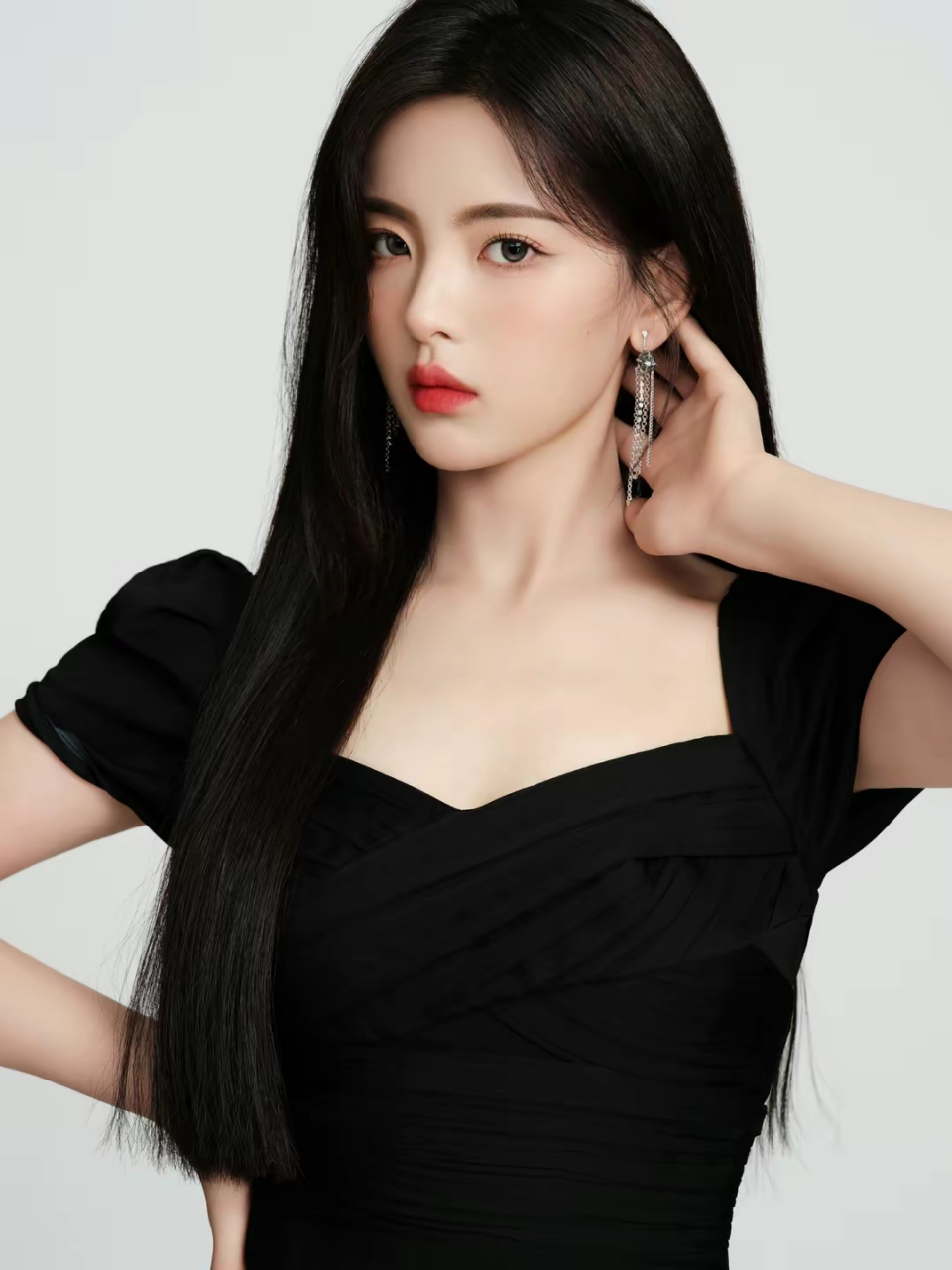 网友:杨超越身材太好了,穿黑色连衣裙,长发飘逸,红唇惊艳,太撩人了