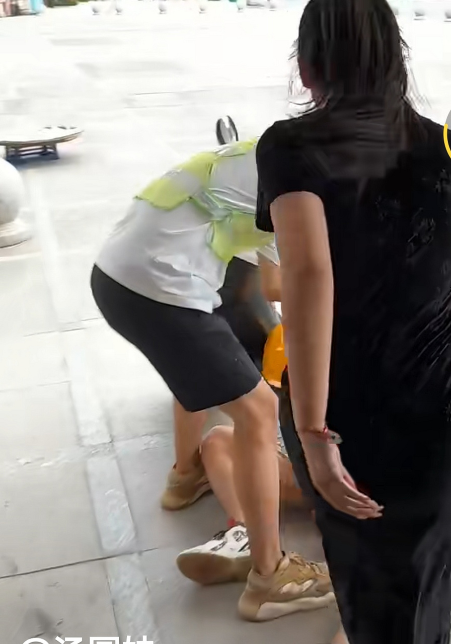 天气炎热,处卖小哥晕倒,一帅哥看到立马跑到超市打开冰箱,拿起水撒腿