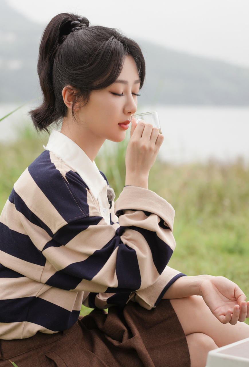 杨紫身穿条纹上衣搭配半身裙,扎着高马尾,青春靓丽,元气满满,少女感