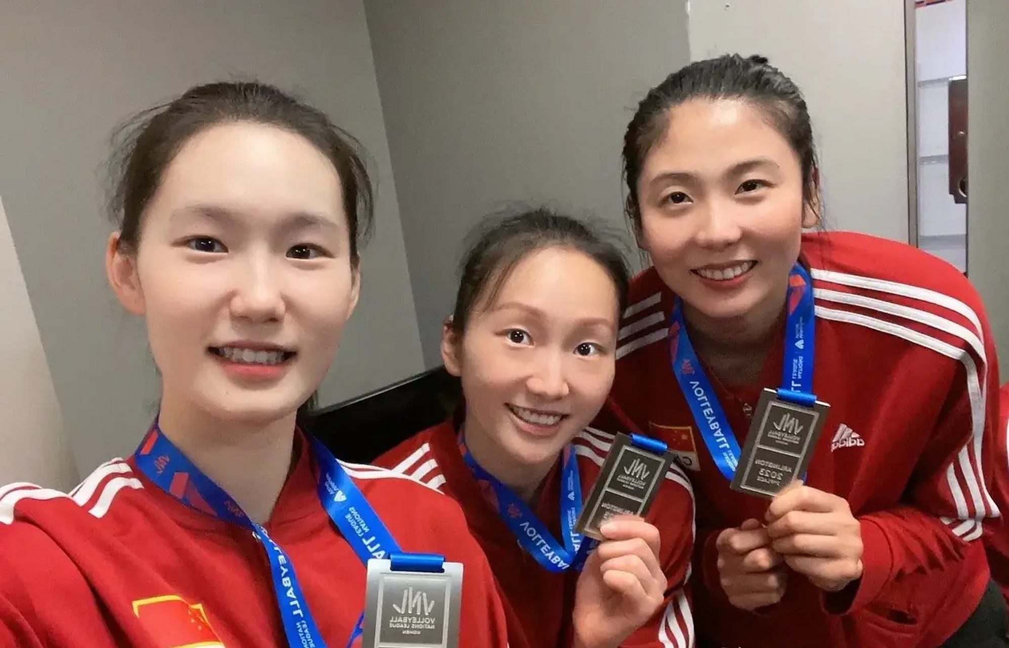 昨天,中国女排队员高意在社交媒体上发文:换牌成功(从铜牌到银牌),是