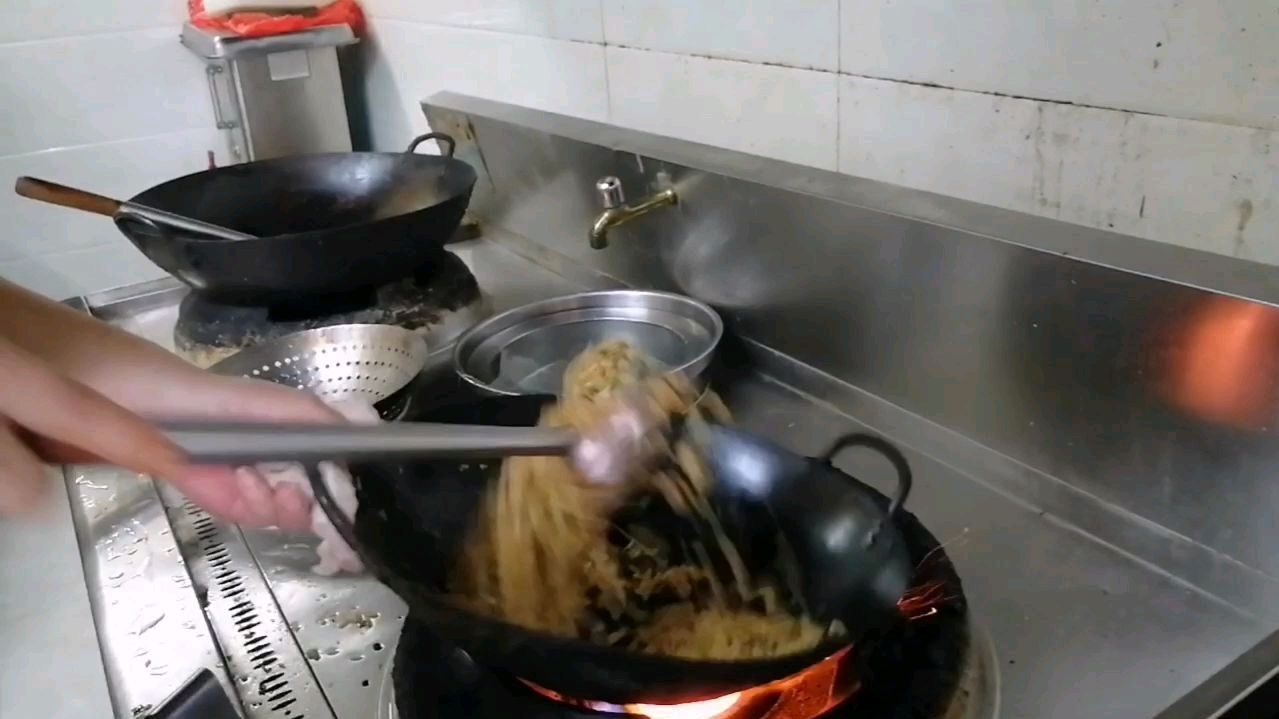卫生做完准备下班,来位顾客要吃野山椒牛肉炒饭,吃好收20说便宜