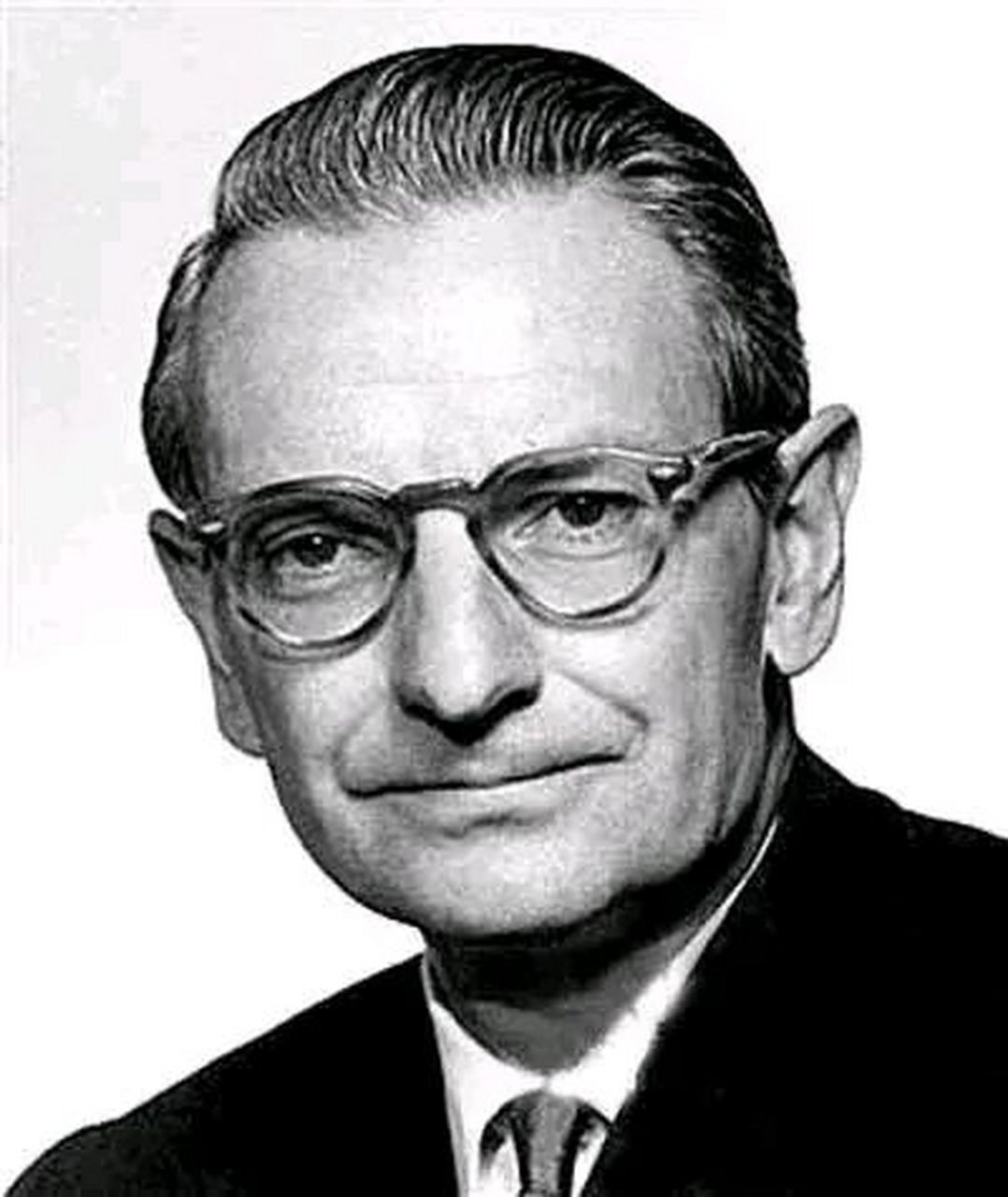 13岁的塞缪尔,站在英国海岸,遥望对面世界石油大亨洛克菲勒的石油大厦