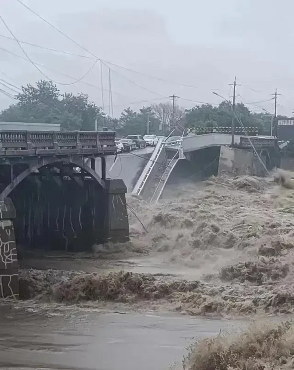 這場雨把盧溝橋邊上的小清河橋沖塌了!