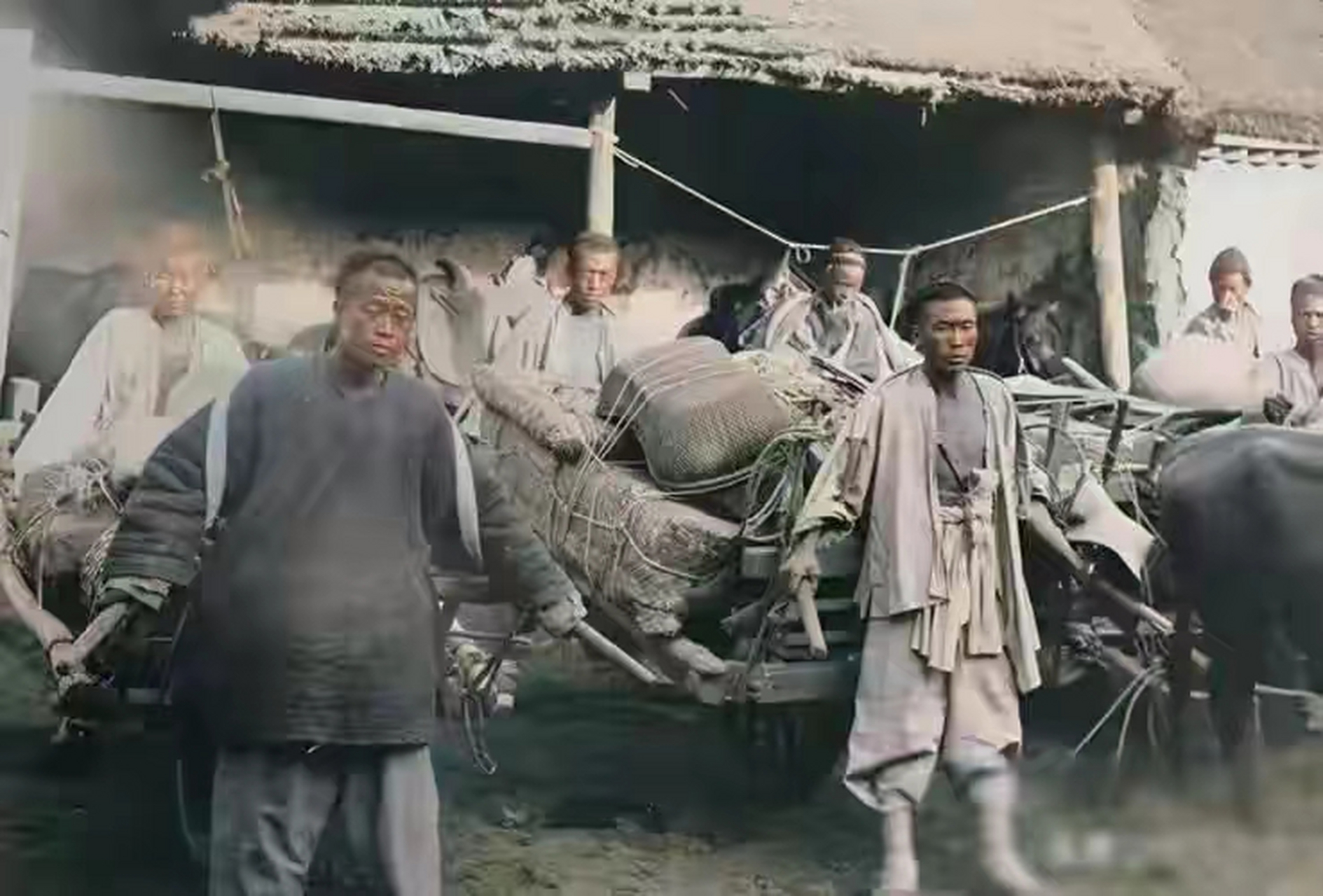 照片中是古代运输业的真实写照,他们必须要用脚步来完成所有的运输