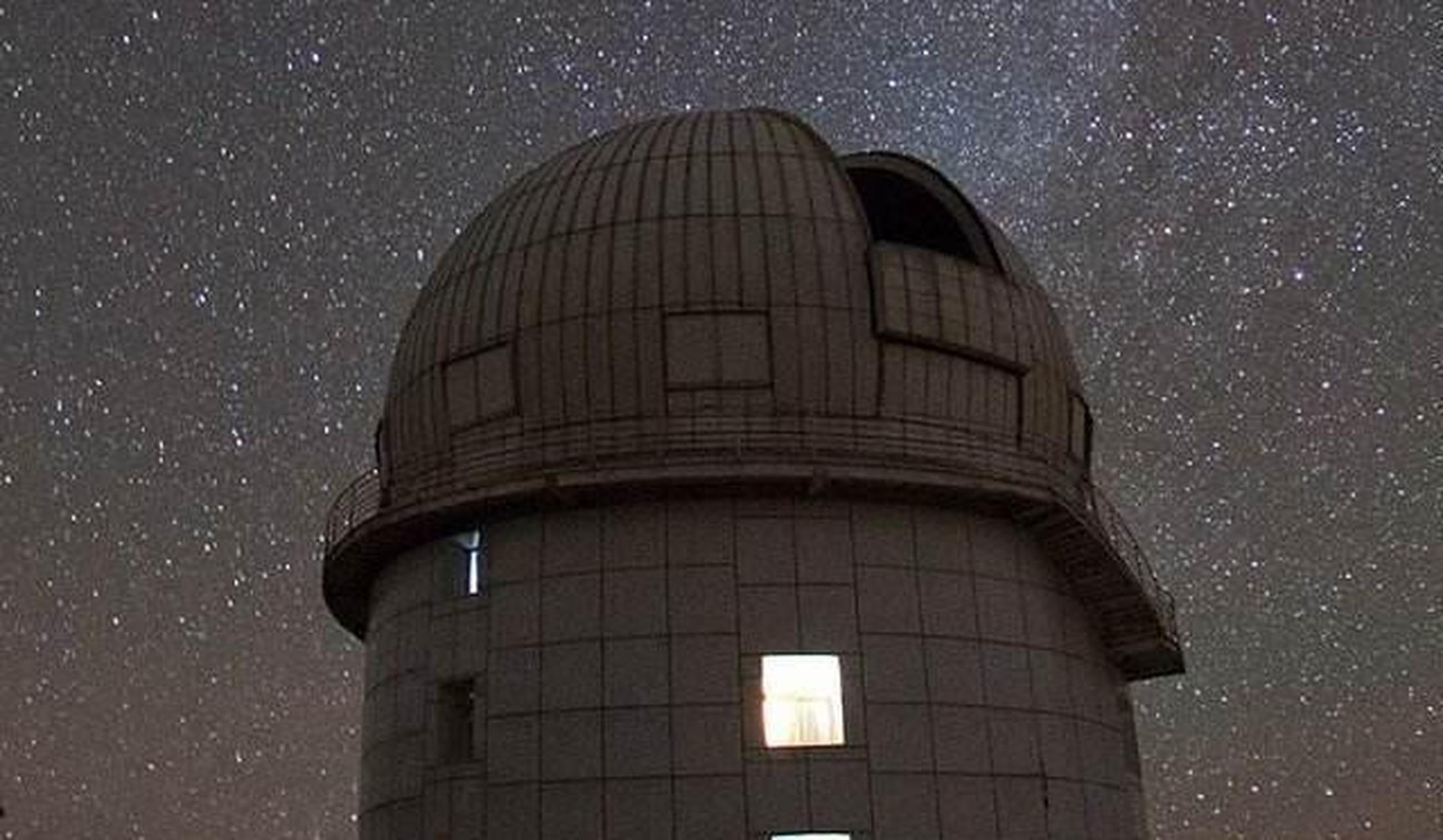 天文观测台来了一个新守卫.头一次守夜,在观测室值班.