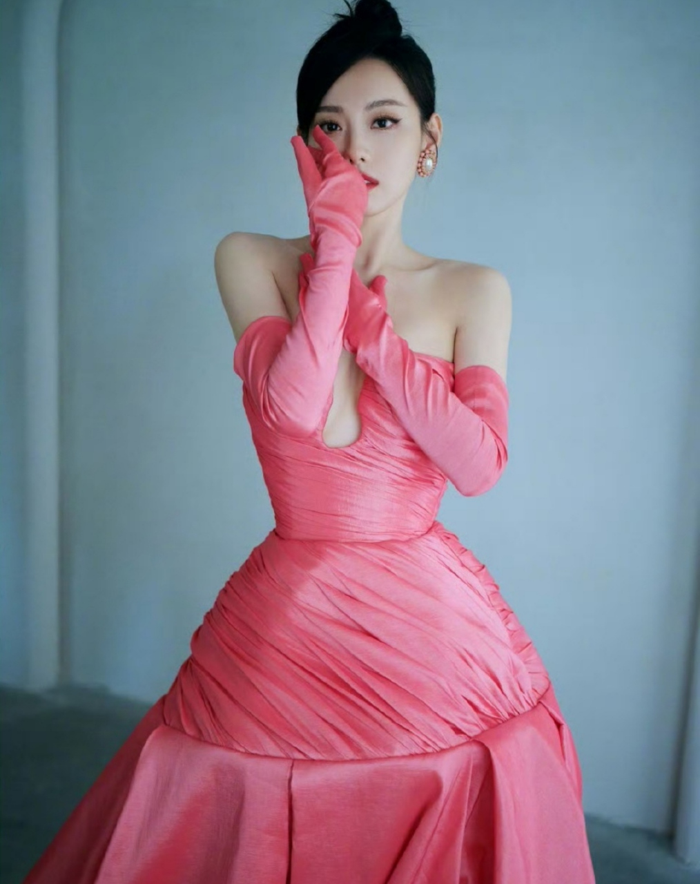 青春靓丽,性感妩媚的#张嘉倪# ,一袭粉色抹胸礼裙,肤白貌美的容颜