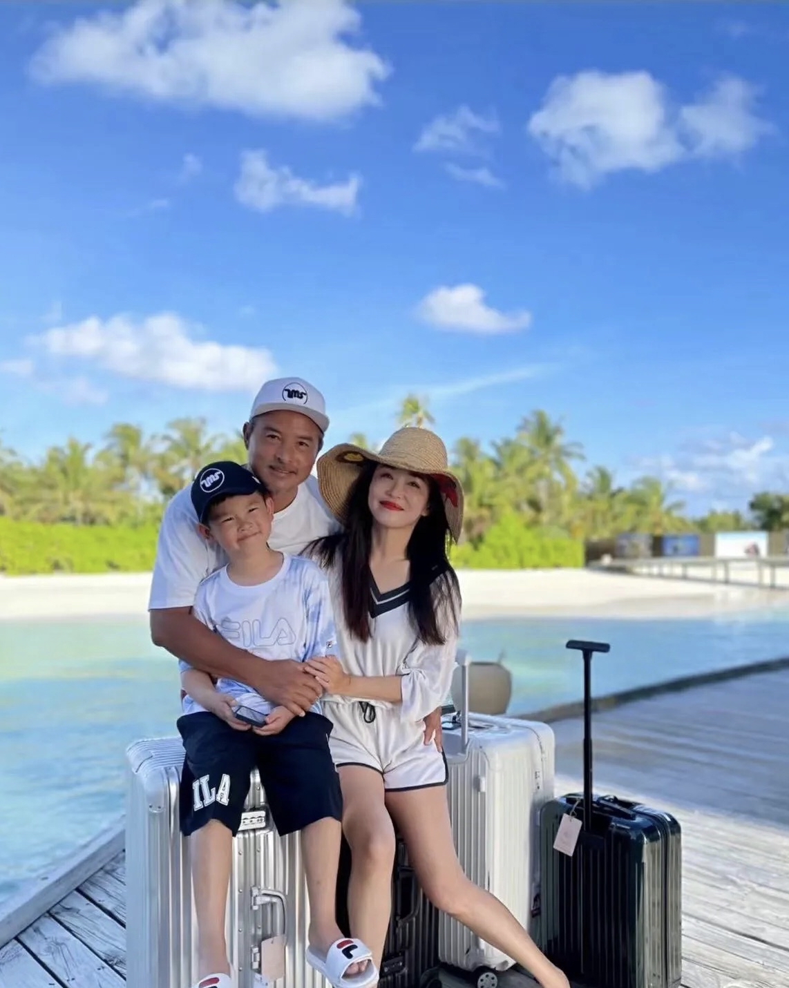 51岁范文芳晒泳装照庆祝节日,高龄产子被宠成公主