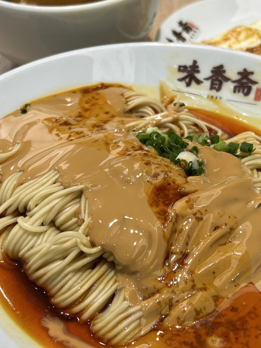 非高峰也是座无虚席,门头上很醒目写着,始于1938,80余年…… 	麻酱面