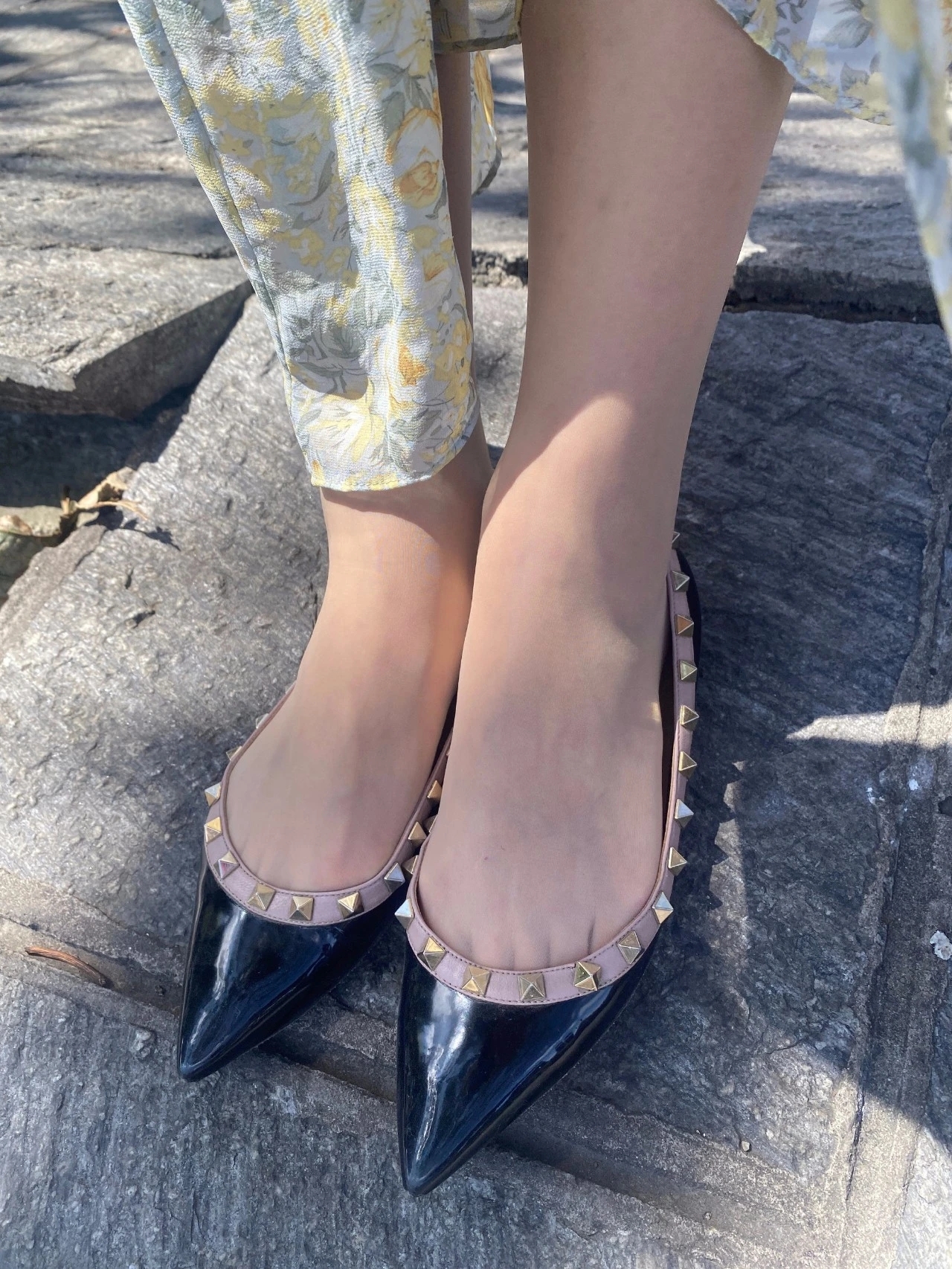 0d超薄肉丝,搭配铆钉平底鞋,这个夏天的无敌搭配