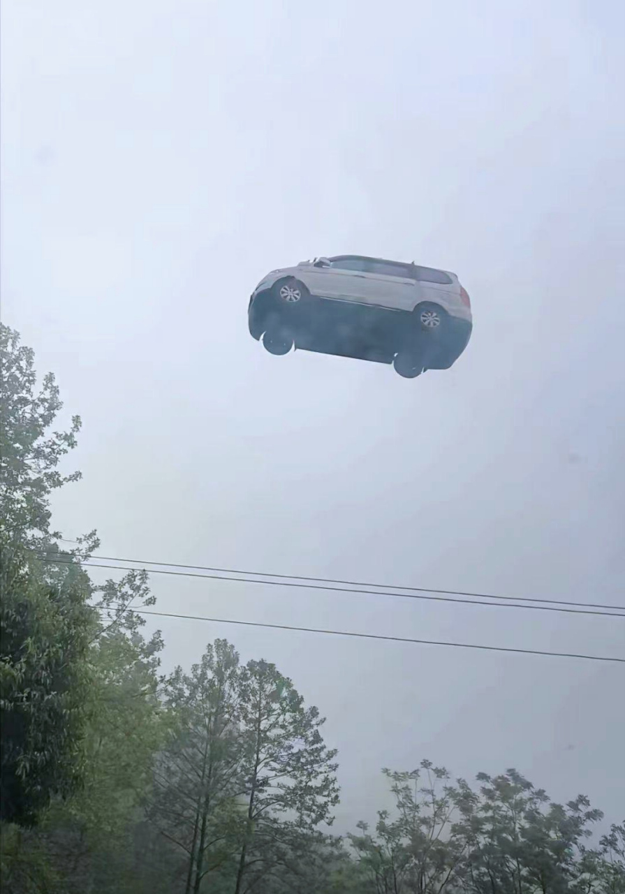 小车飞上天了,不对啊,小车,这司机简直逆天了#趣图搞笑