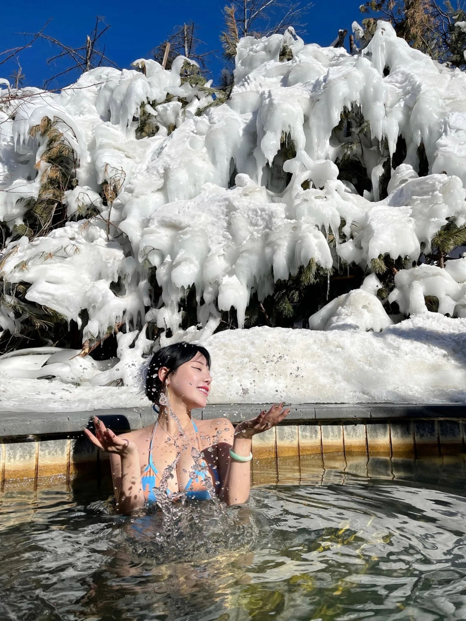 一边冰天雪地,一边泡着温泉,美女带你体验一把真正的冰火两重天
