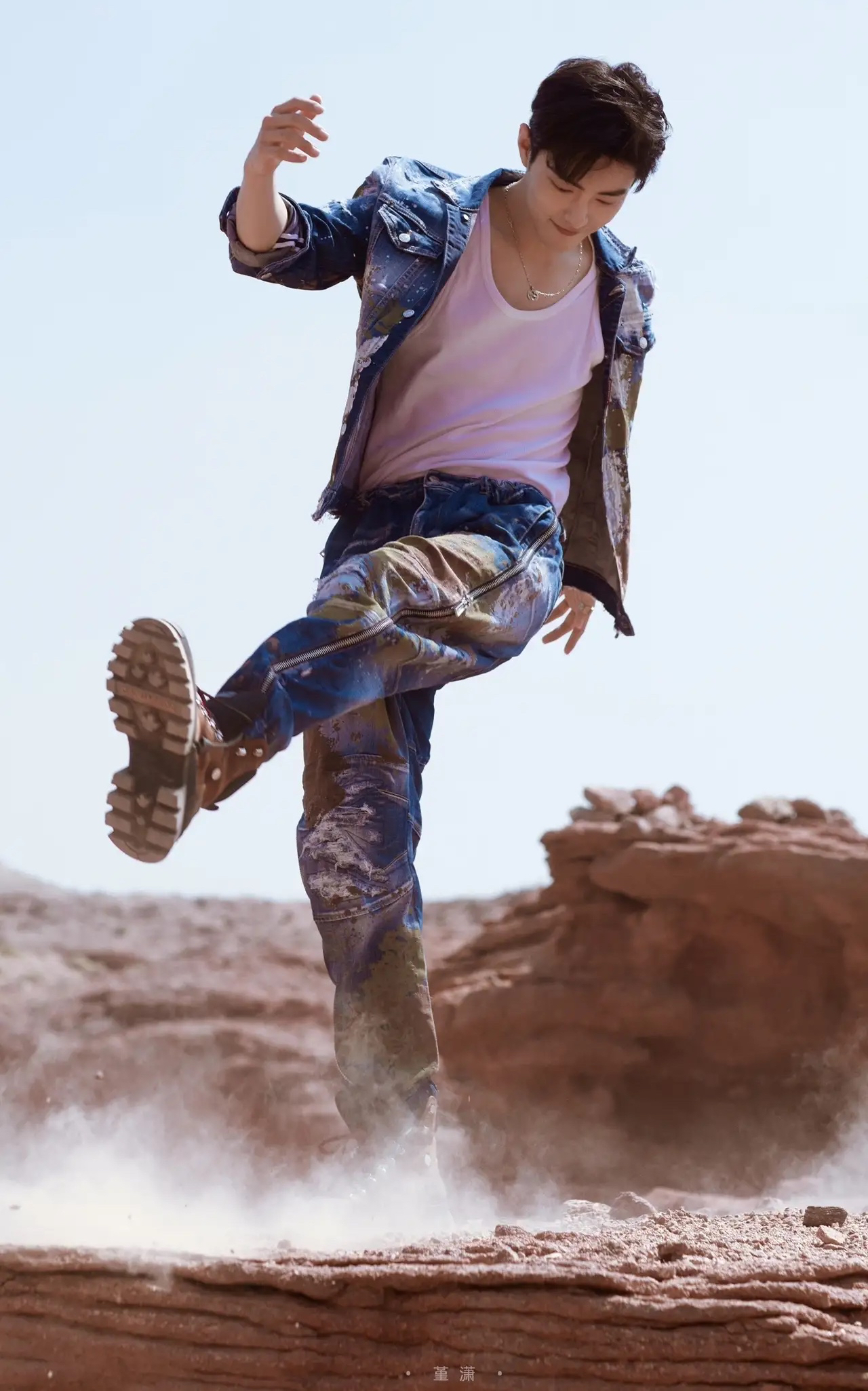 肖战最新皮衣造型曝光,果然帅哥就算披麻袋都好看