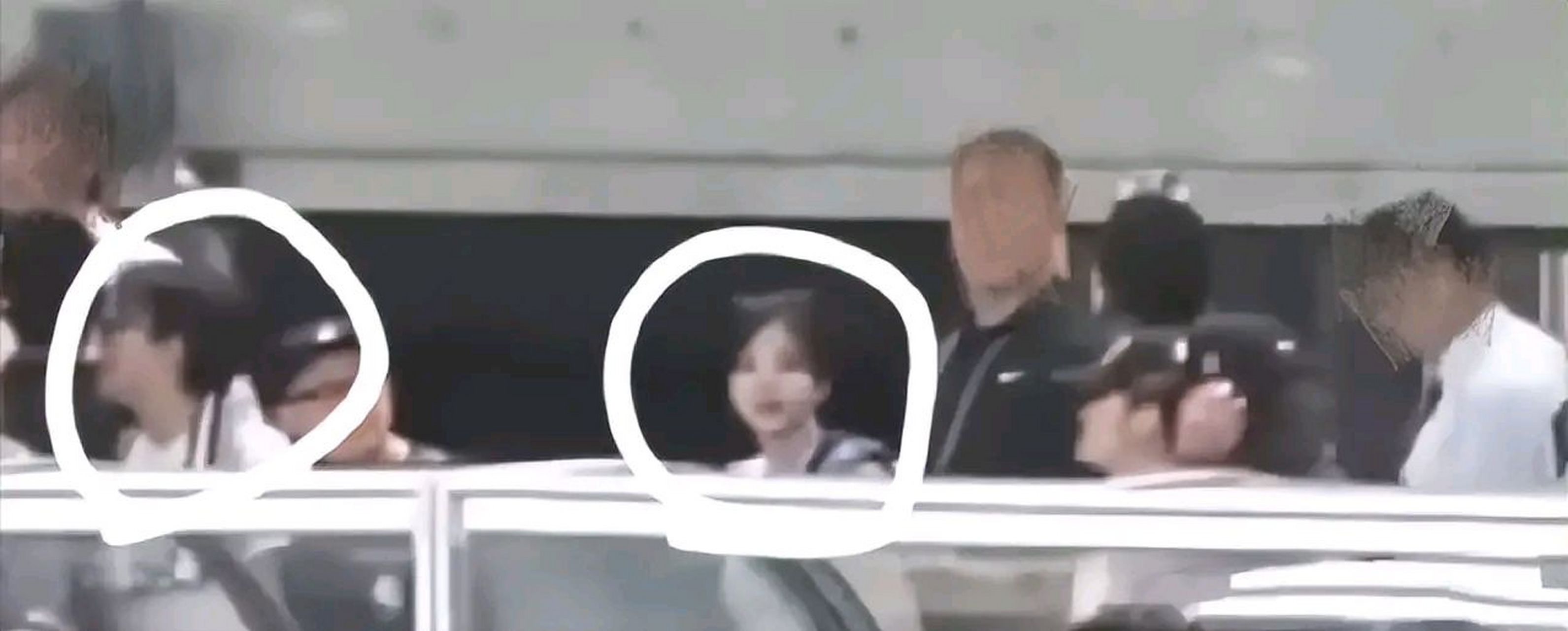 权志龙新恋情疑曝光   外网网友扒出疑似权志龙新恋情,和女生自拍背景